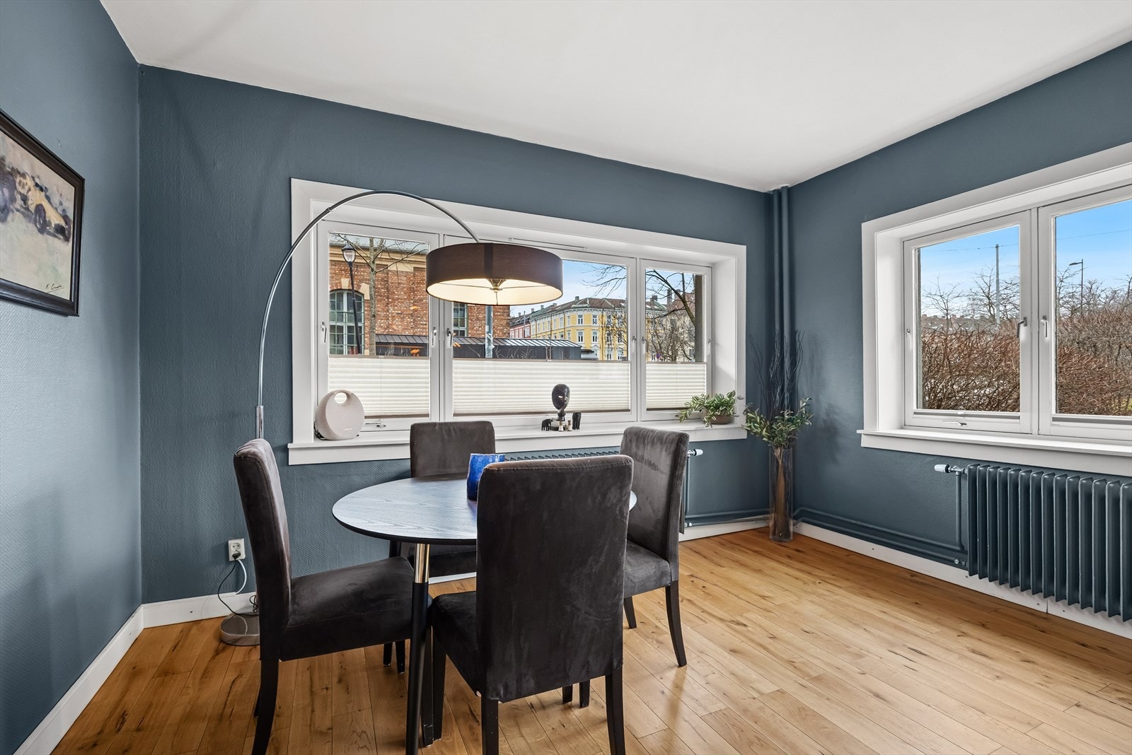 Store vindusflater og en takhøyde på 2,69 meter gir en lys og luftig romfølelse. Galleribilde