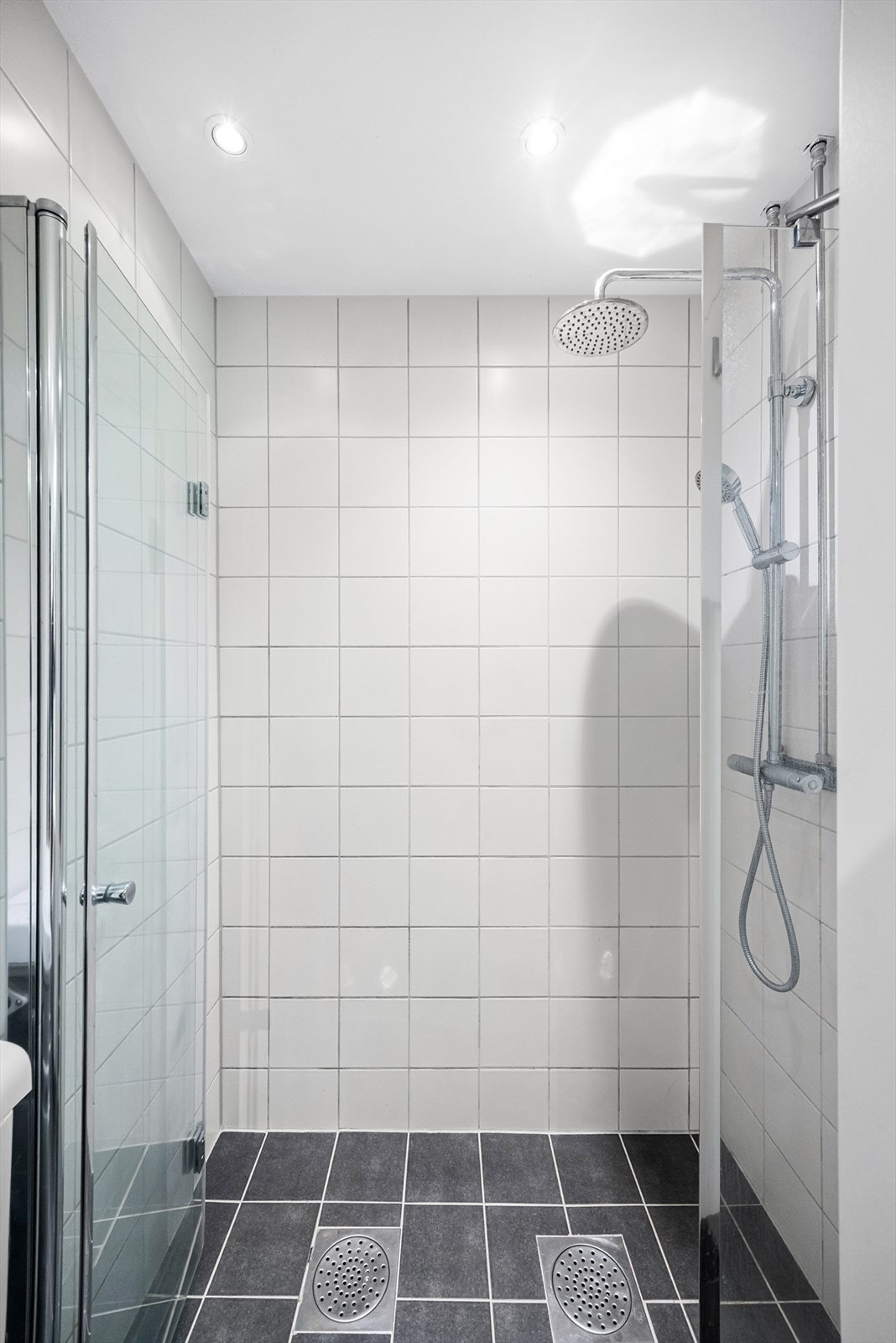 Stor dusjnisje med innfellbare glassdører. Galleribilde