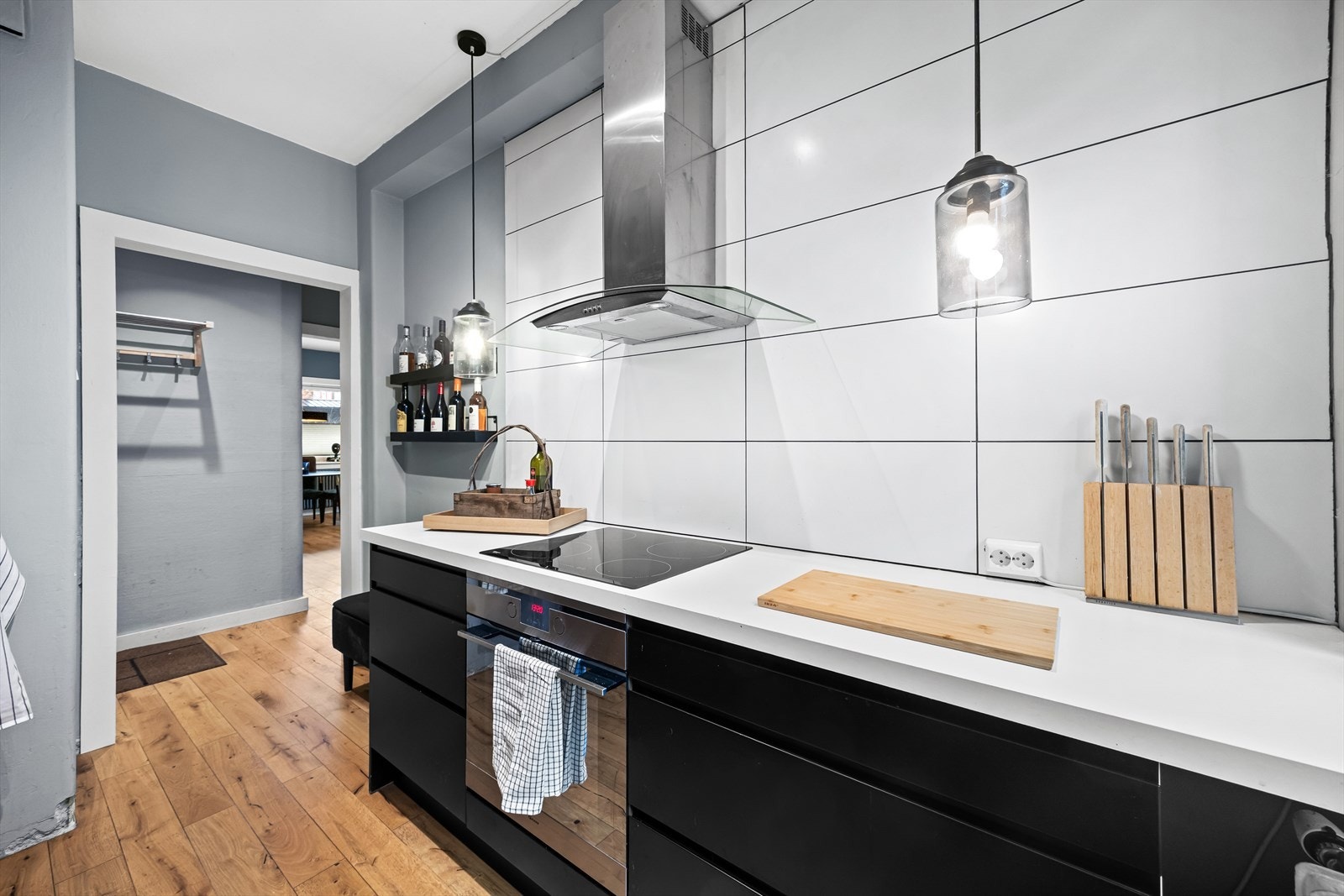 Kjøkkenet har integrerte hvitevarer som platetopp, stekeovn, oppvaskmaskin og kjøleskap med fryser. Galleribilde