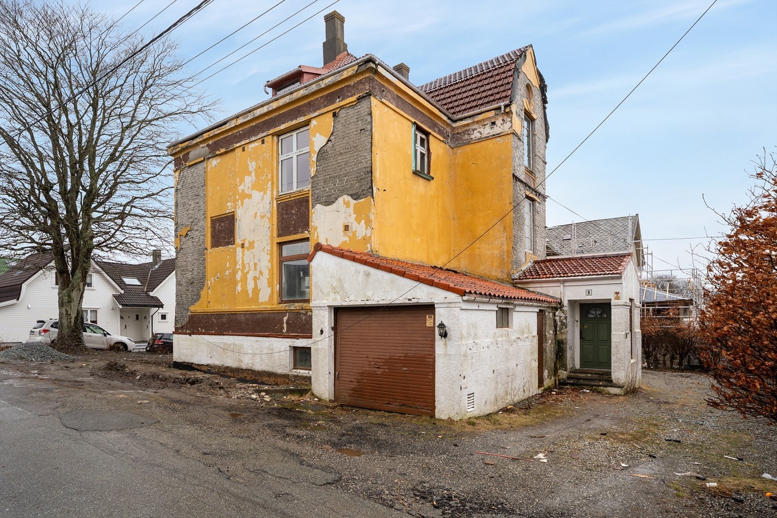 Gode parkeringsmuligheter i egen garasje og i eget gårdsrom Galleribilde
