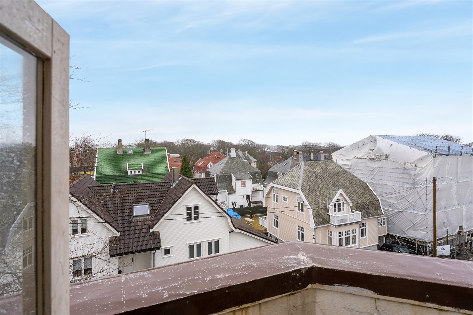 Balkong med utsikt over nærområdet Galleribilde