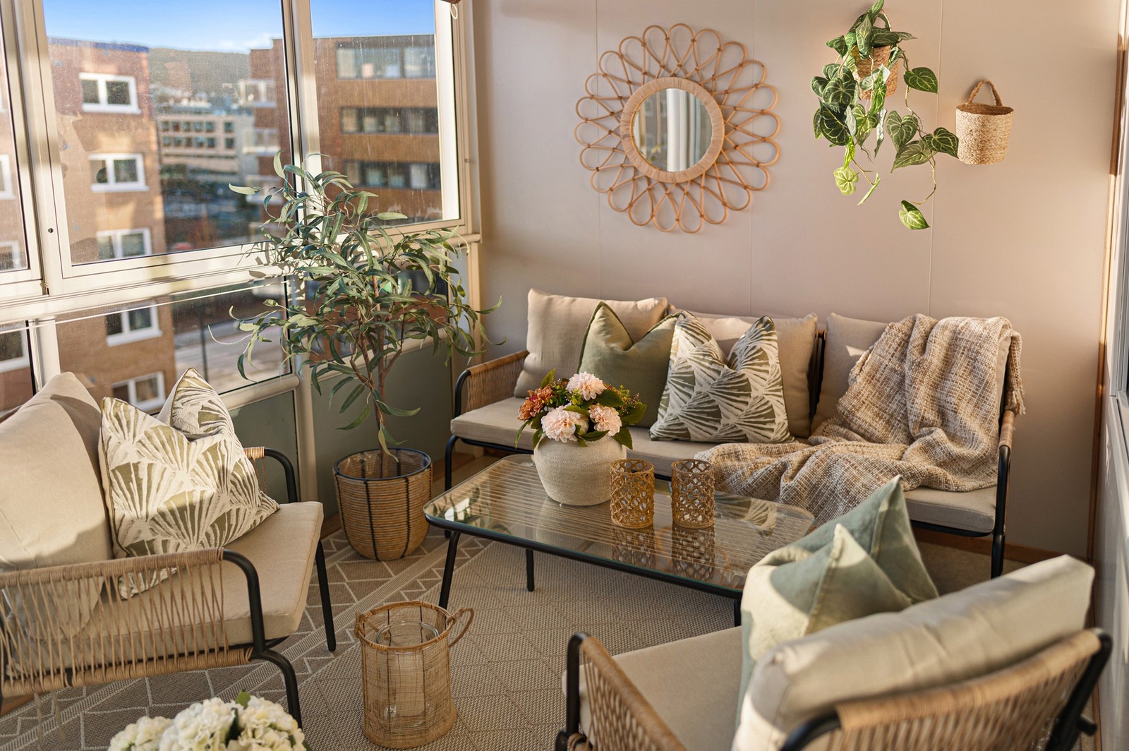 Her kan du nyte morgenkaffen i lune omgivelser, uansett vær. Galleribilde