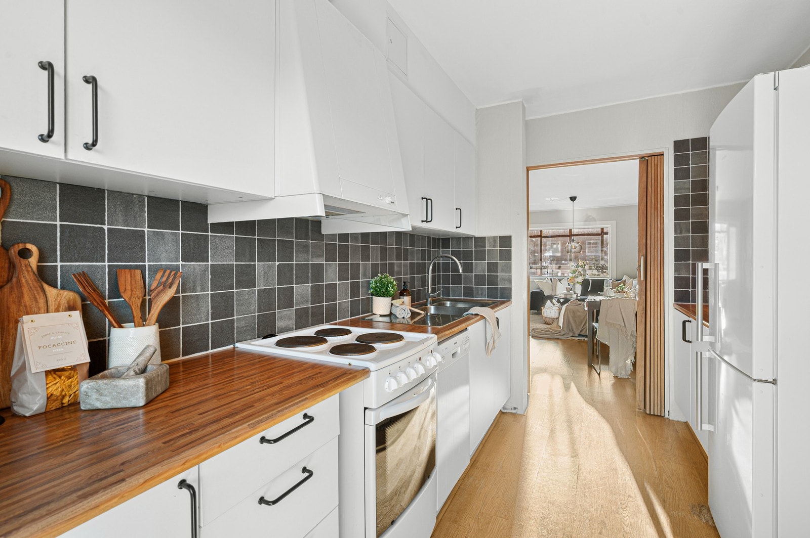 Her finnes det rikelig med både skap - og benkeplass. Galleribilde