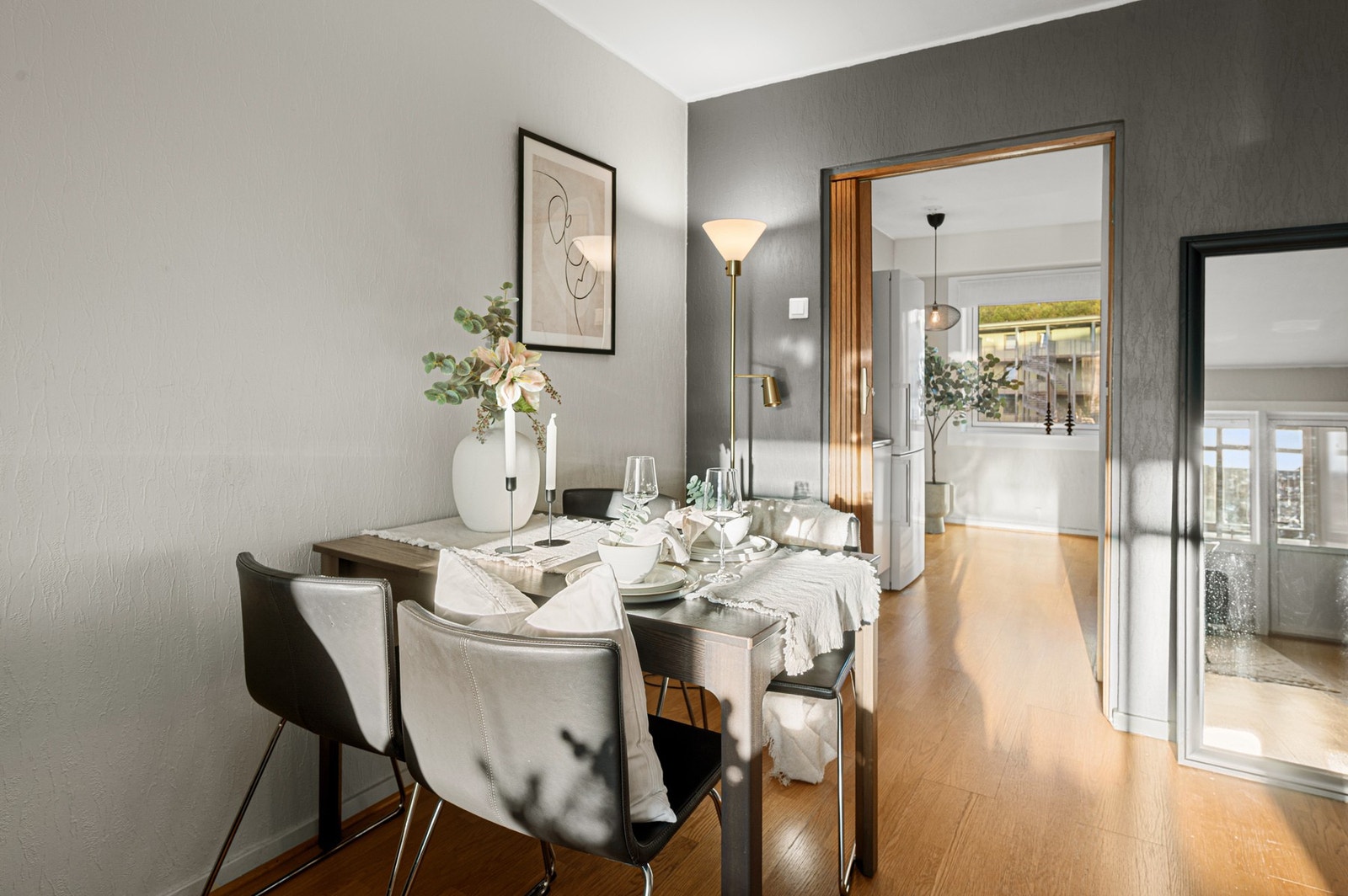 Spisebordet finner sin naturlige plass i overgangen mellom kjøkken og stue. Galleribilde