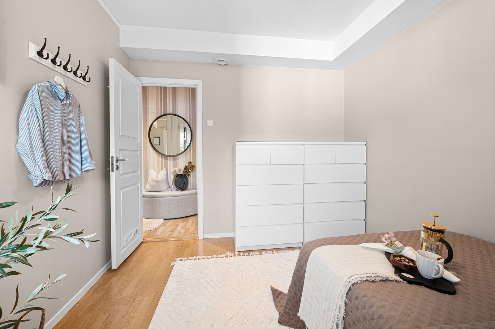 God plass til både dobbeltseng og egen garderobeløsning. Galleribilde