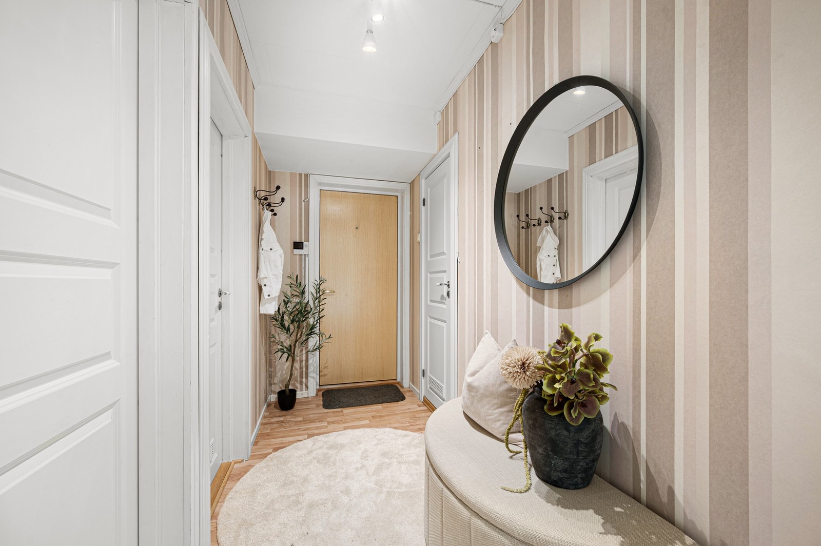 Entré på over 4 m² med god plass til ønsket garderobeløsning og ekstra oppbevaring. Galleribilde