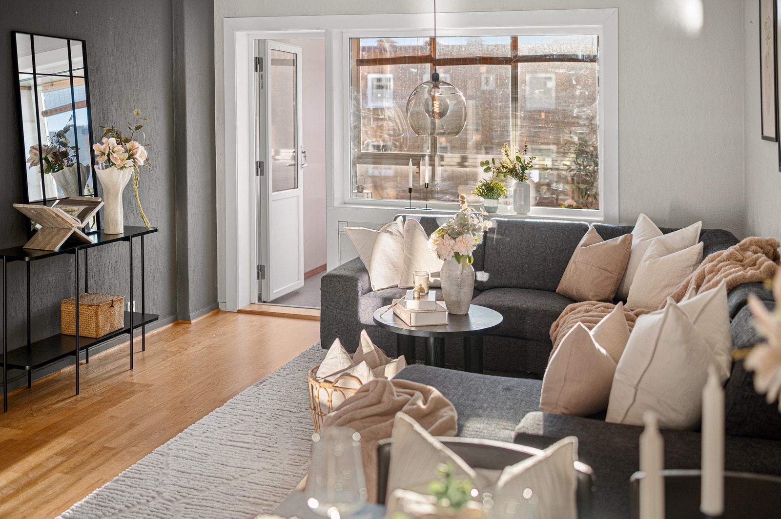 Fra stuen er det direkte adkomst til den koselige, innglassede balkongen. Galleribilde