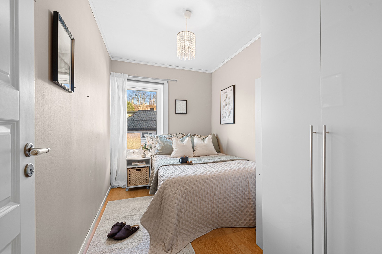 Også her er det plass til både dobbeltseng og ønsket garderobe. Galleribilde