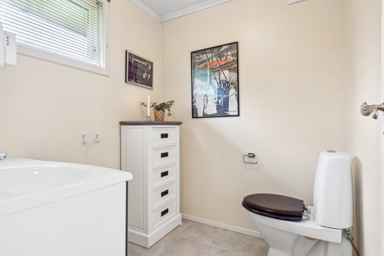 Toalettrom beliggende i huset 1. etasje utstyrt med toalett og baderomsinnredning med servant. Galleribilde