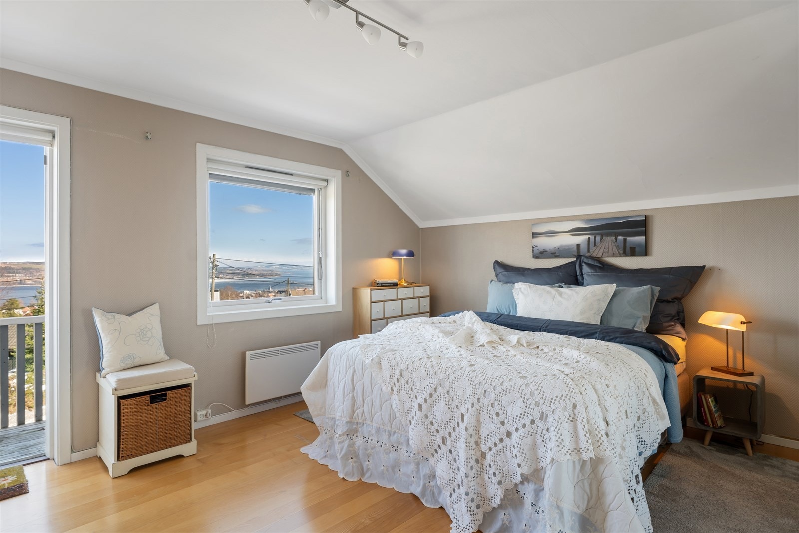 Boligen byr på tre romslige soverom. Hovedsoverommet har direkte utgang til luftebalkong. Galleribilde