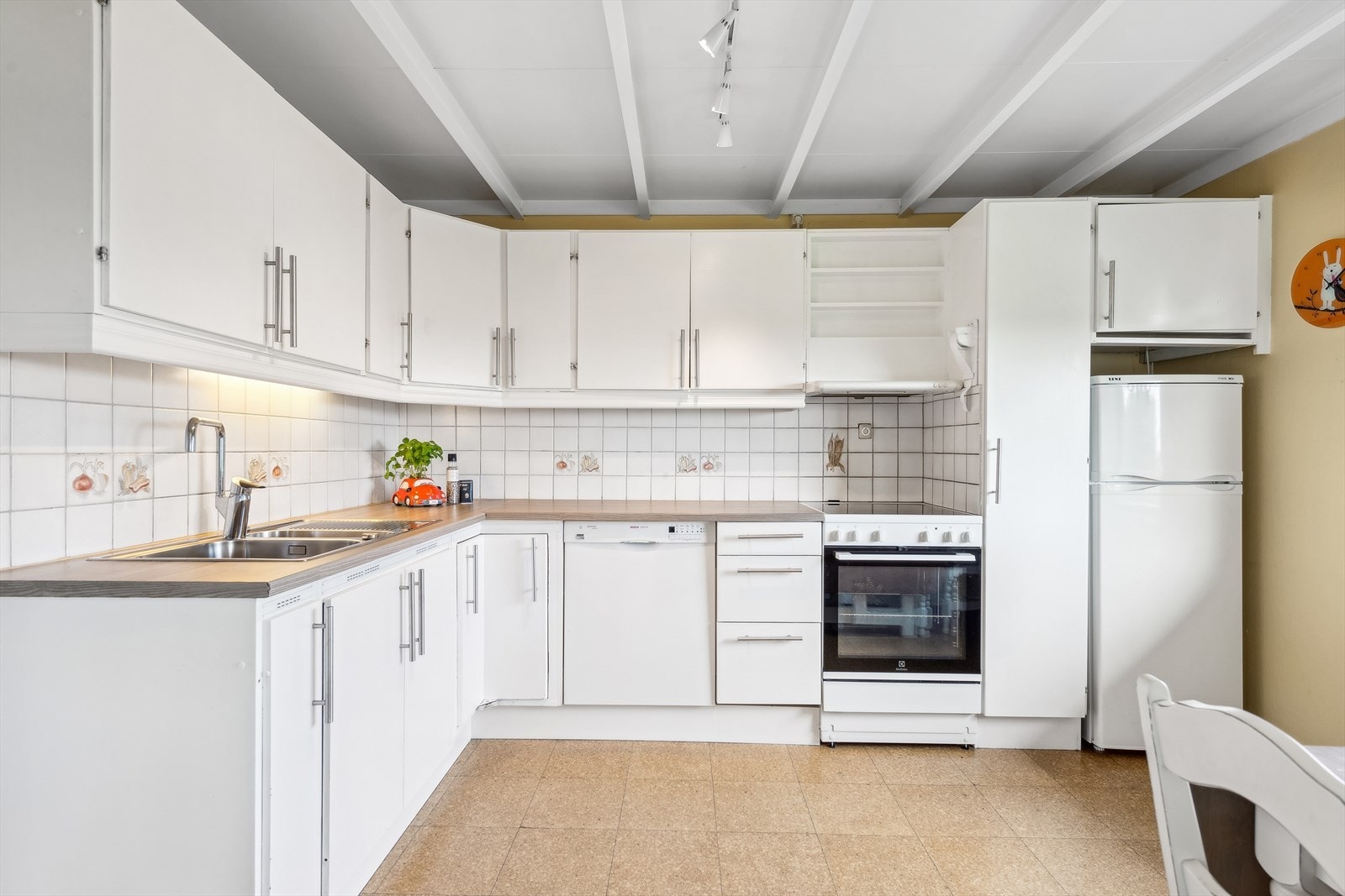 Kjøkkenet er innredet i en praktisk form, og har godt med både skap- og benkeplass. Galleribilde