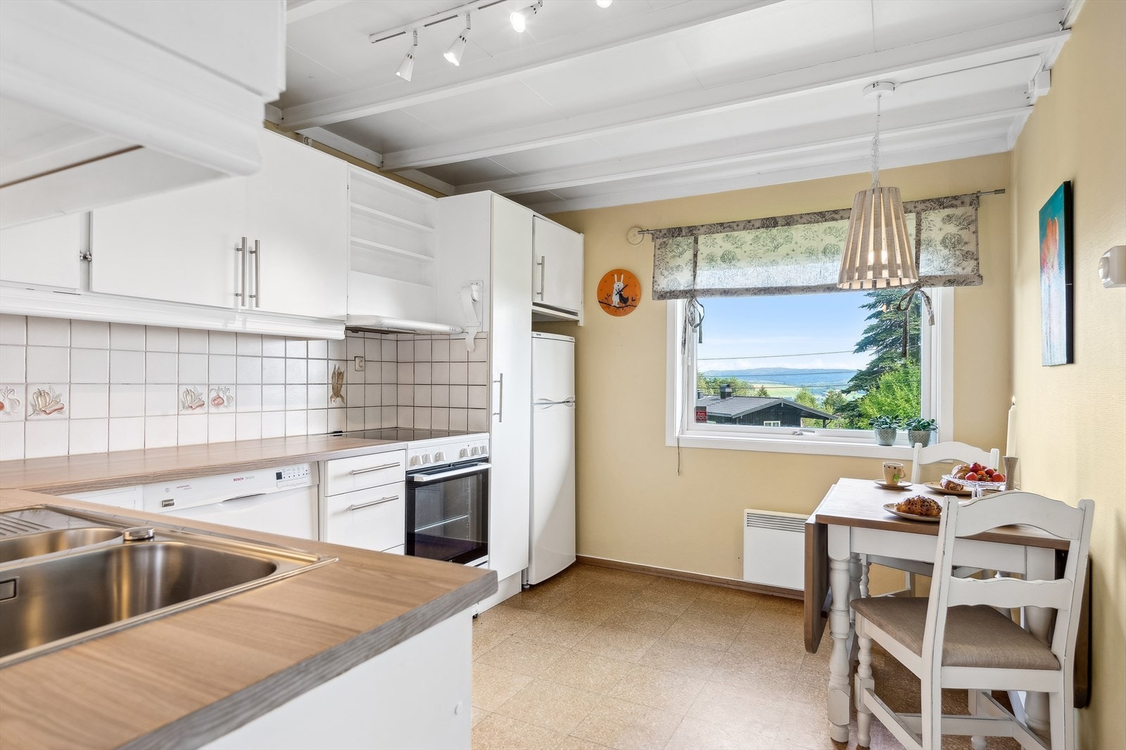 Her er det plass til en spisekrok ved vinduet. Galleribilde