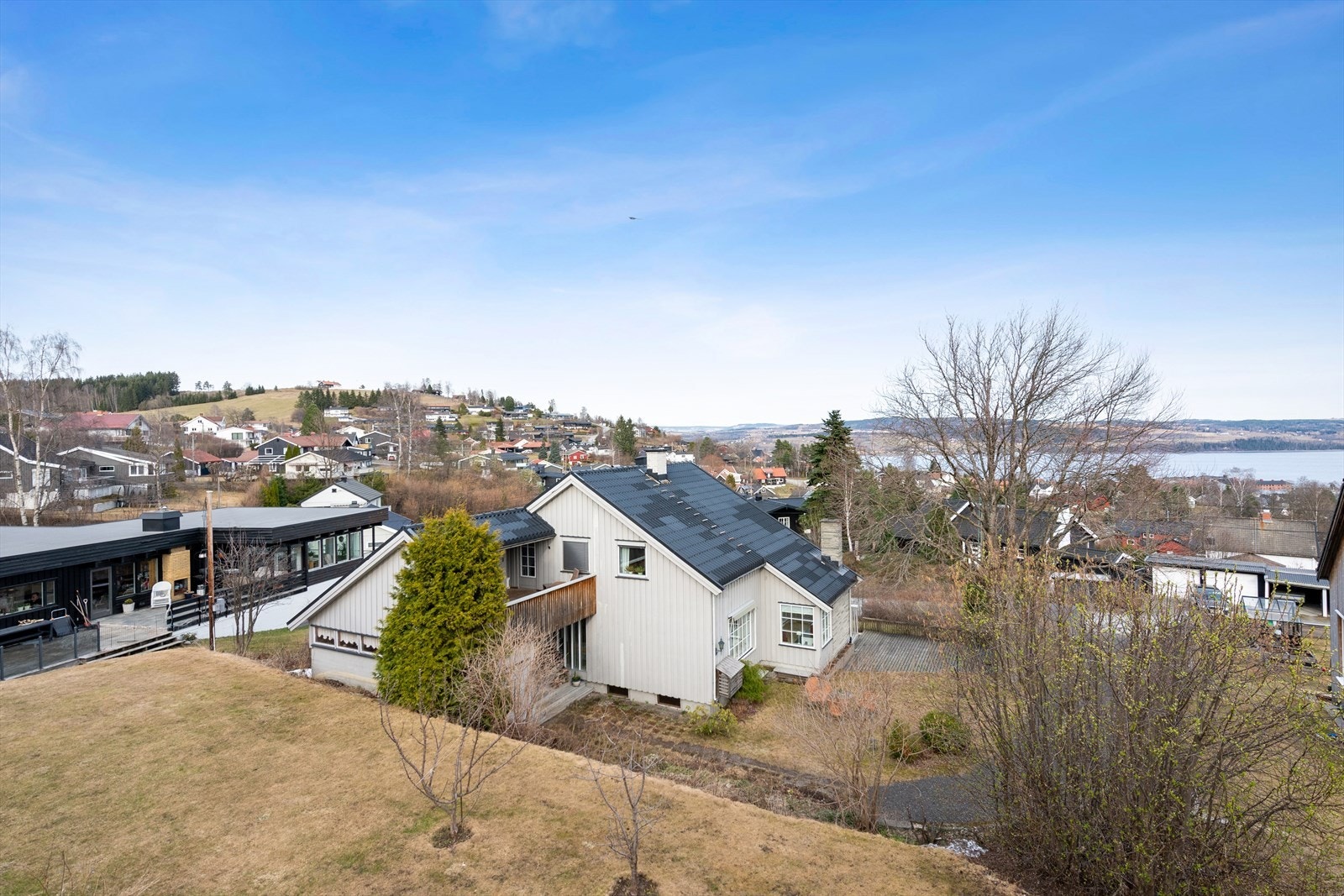 Koselig enebolig med fin utsikt til Mjøsa og nærområdet. Galleribilde