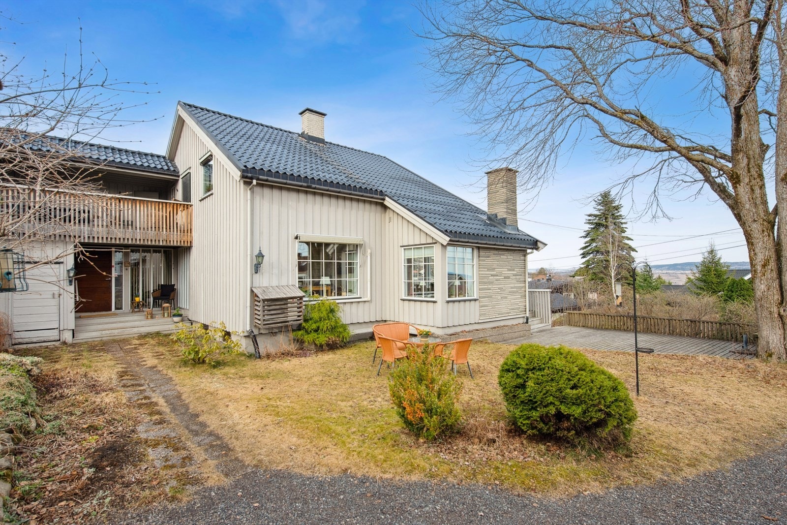 Enebolig fra 1957, påbygd mot vest i 1977 og mot sørvest i 1984. Boligen strekker seg over halvannet plan med kjeller og frittstående garasje. Galleribilde