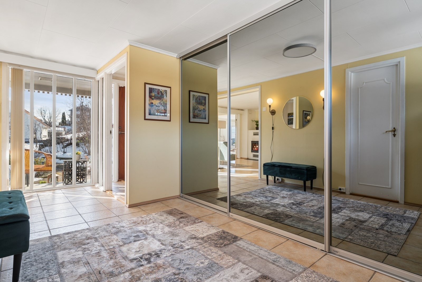 Her ønskes du velkommen inn i entré og en romslig, flislagt hall. Galleribilde