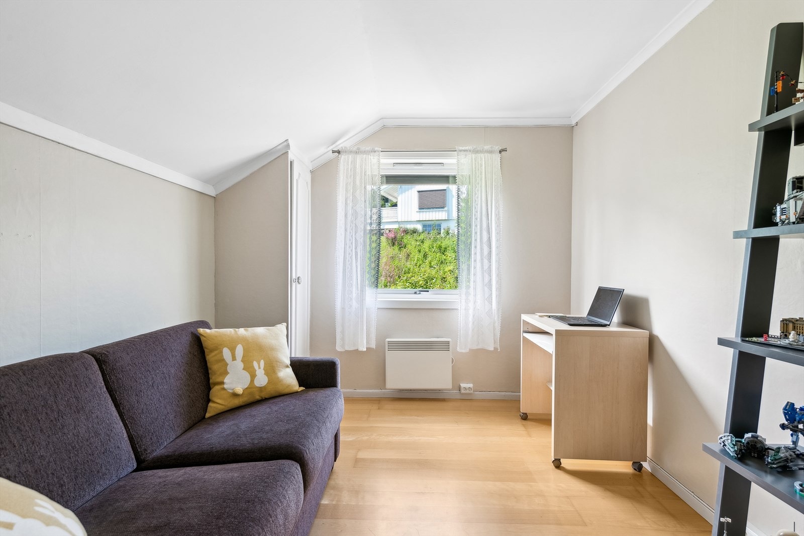 Alle soverommene har god plass til stor seng, tilhørende møblement og garderobeskap. Galleribilde