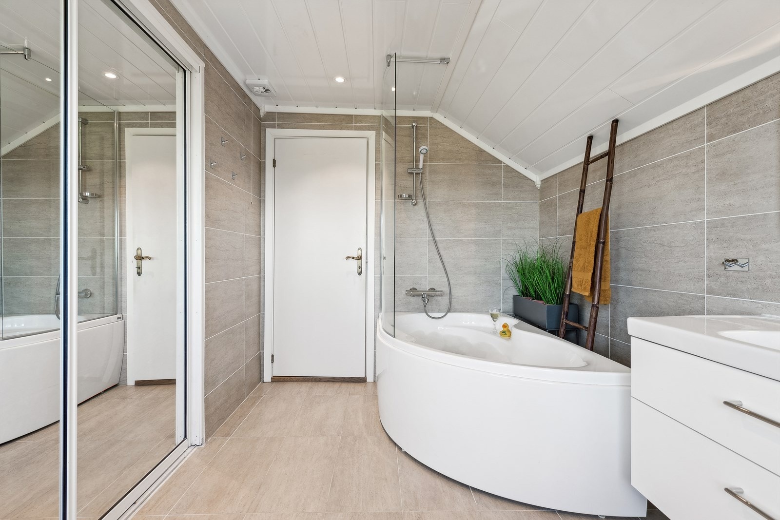 Flislagt bad med gulvvarme oppgradert i 2017. Galleribilde