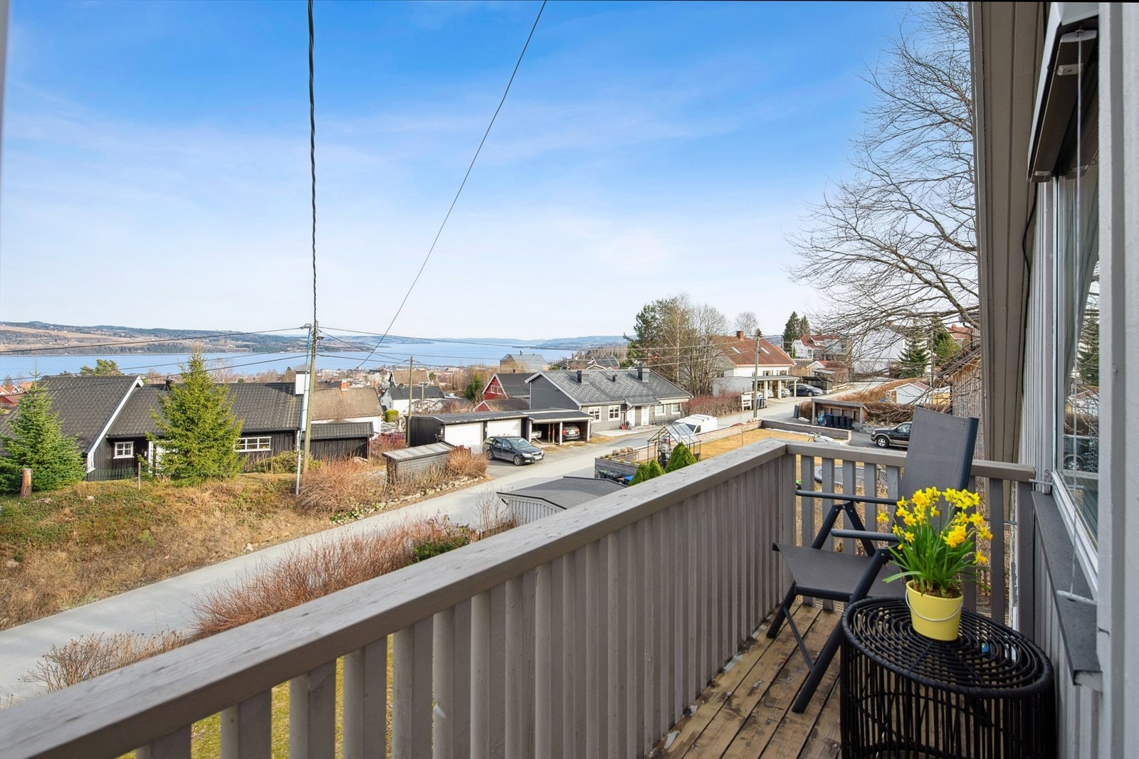 Nyt kaffen i morgensolen på balkongen. Galleribilde