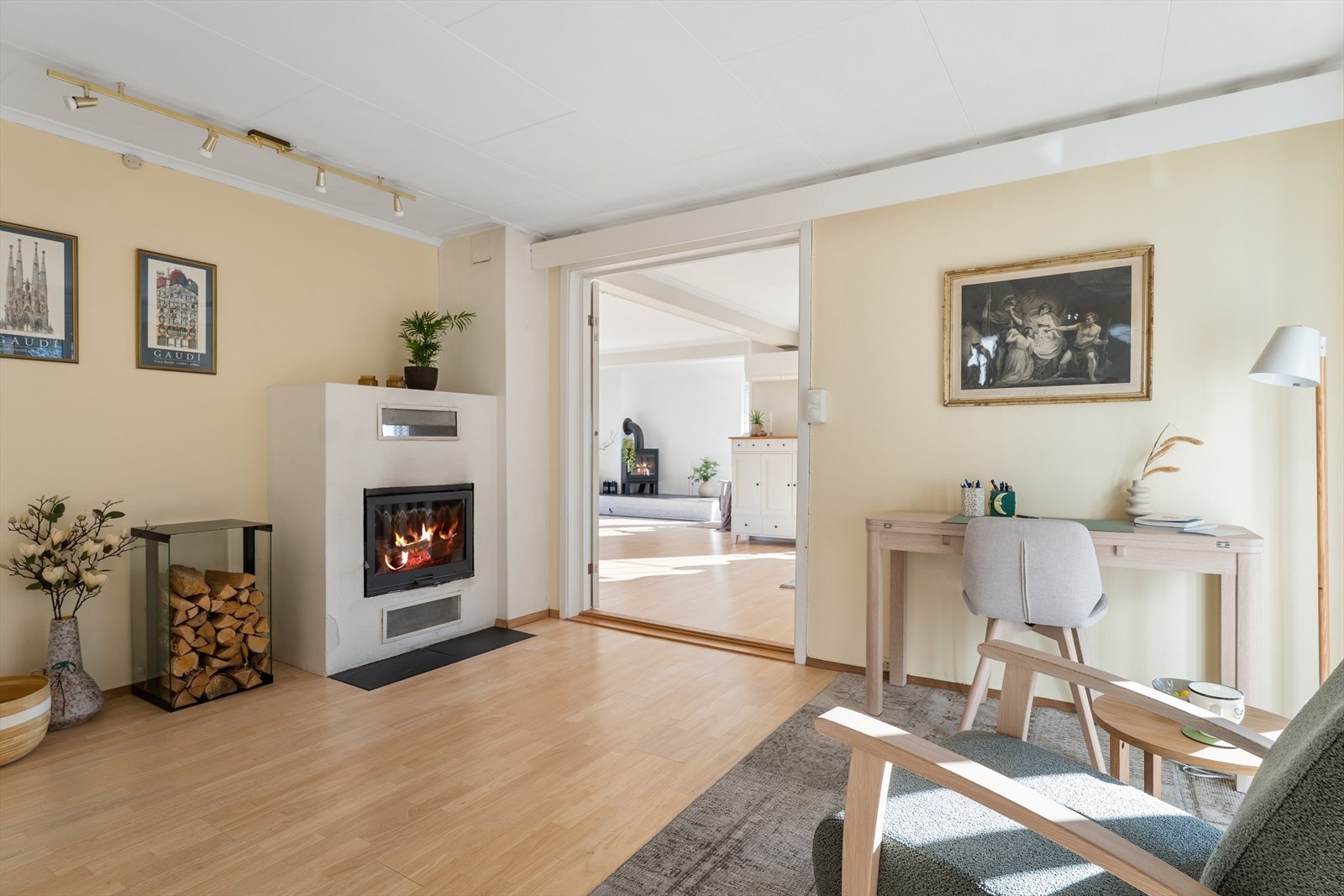 Her er det montert peisovn som gir både hygge og varme på kalde dager. Galleribilde