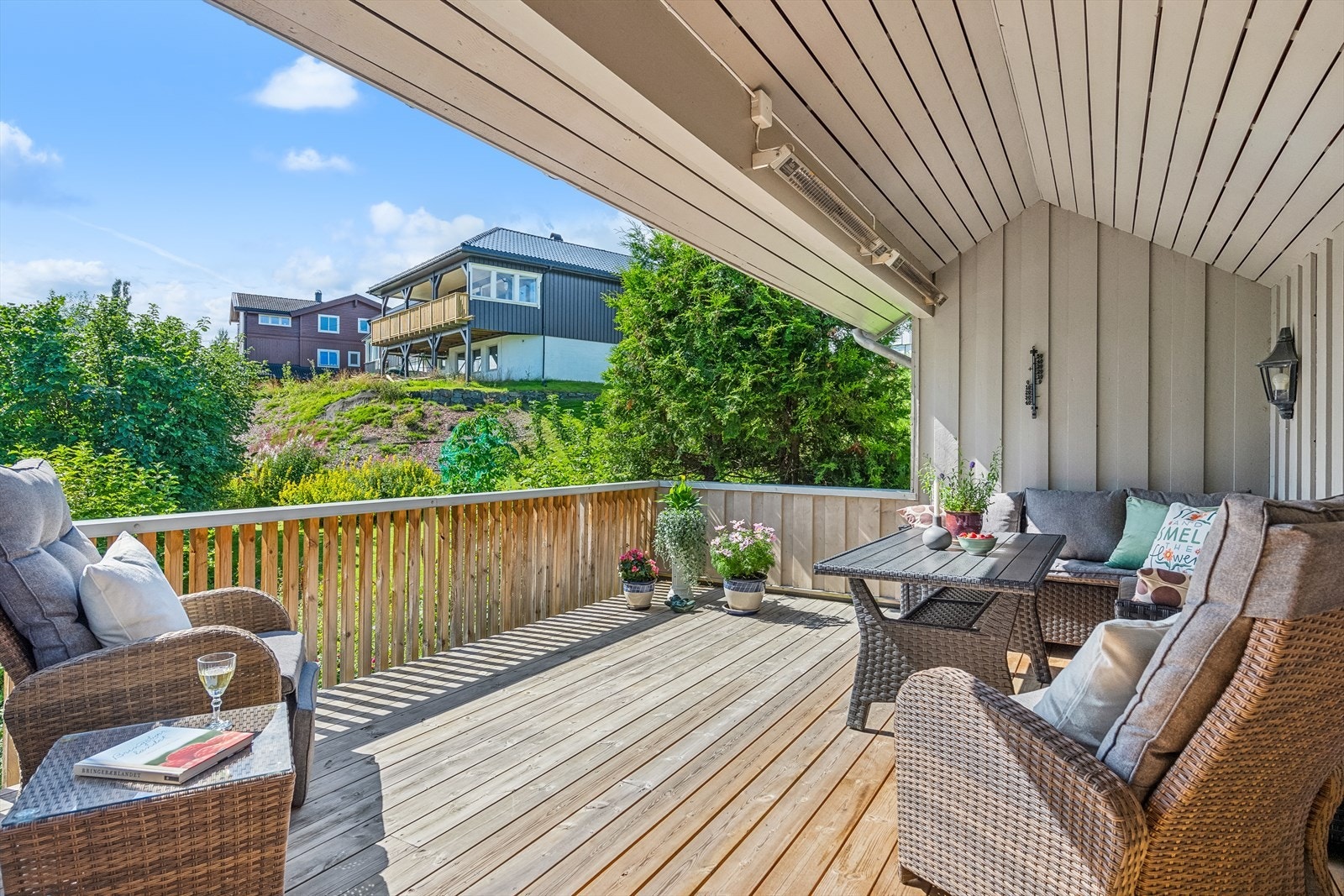 Overbygd terrasse med god plass til å møblere med hagemøbler. Galleribilde
