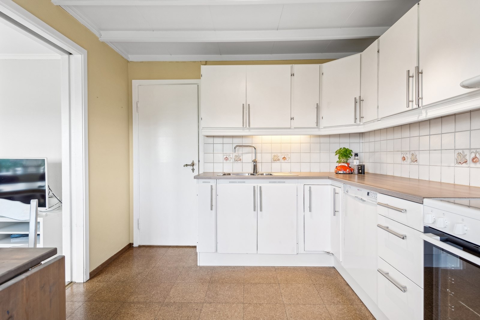 Innredningen er av laminerte skrog med glatte fronter, laminert benkeplate og kjøkkenkum. Galleribilde