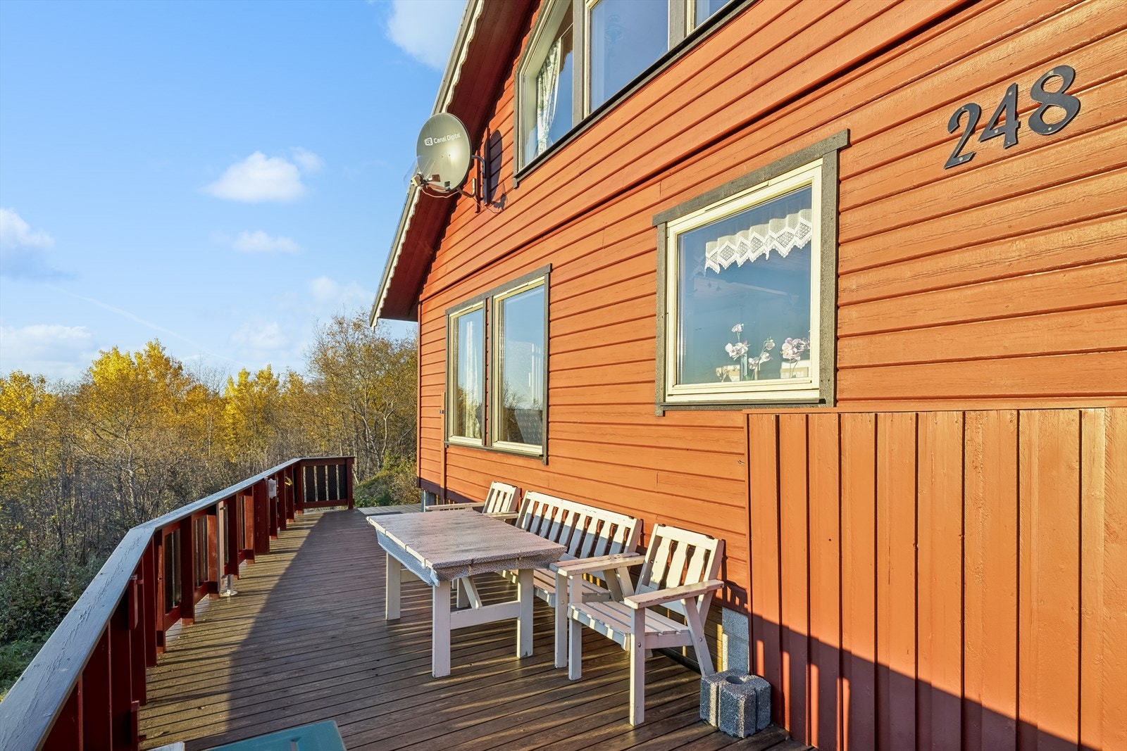 Store terrasseområde hvor le-veggen er vendt i vest og har ypperlige solforhold. Galleribilde