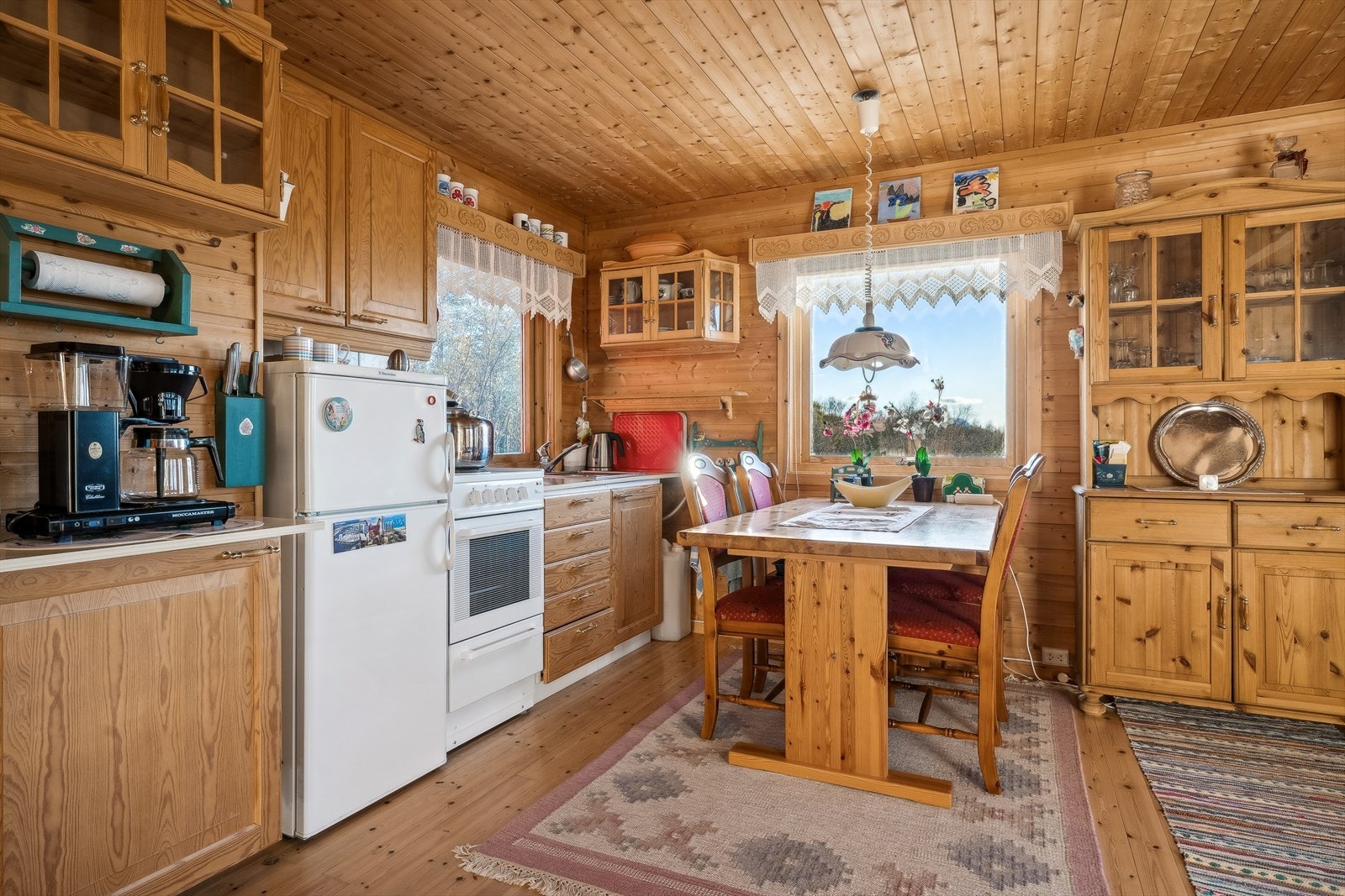 Kjøkkenet er innredet med nedfelt vask, komfyr, kjøleskap og skapinnredning. Hvitevarene medfølger handelen. Galleribilde