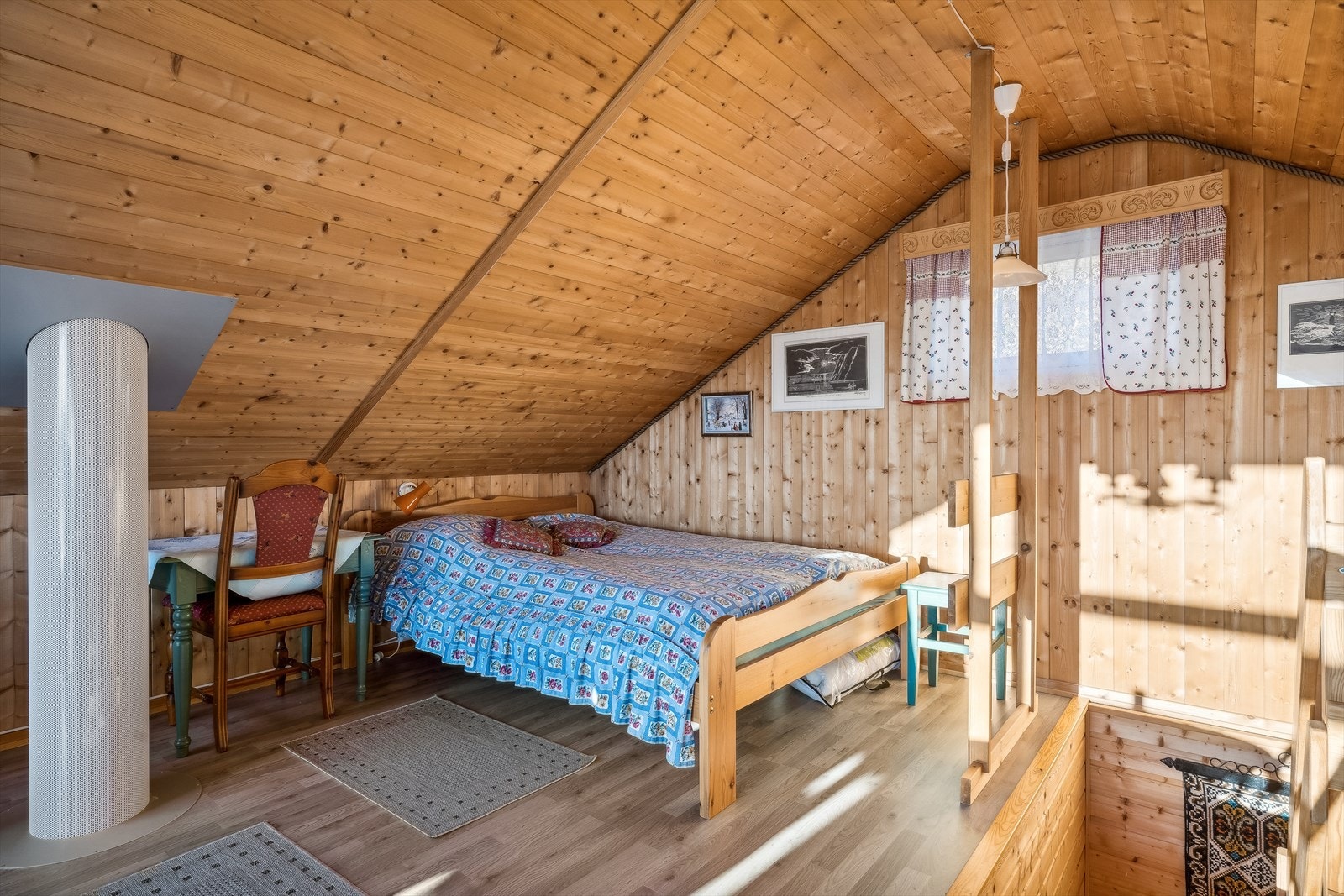 Det er også plass til sengeplass. Sengene på loft medfølger handelen. Galleribilde