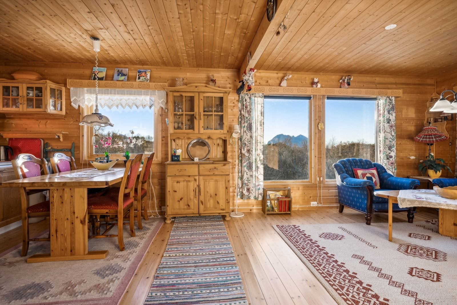 God planløsning med spiseseksjon og sittegruppe med naturlig plassering i rommet. Galleribilde