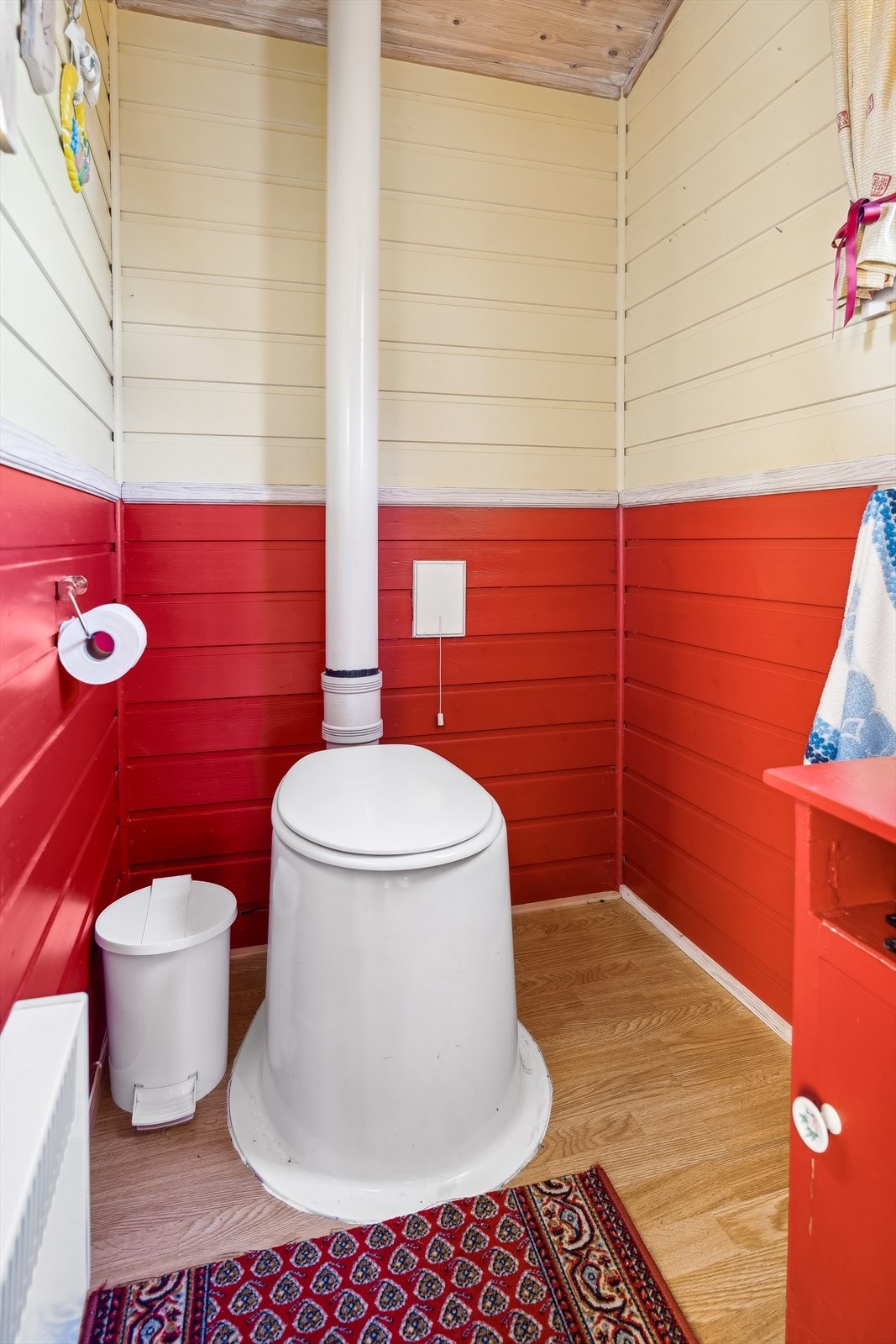 Annekset er innredet med molltoalett, lagring og verksted. Galleribilde