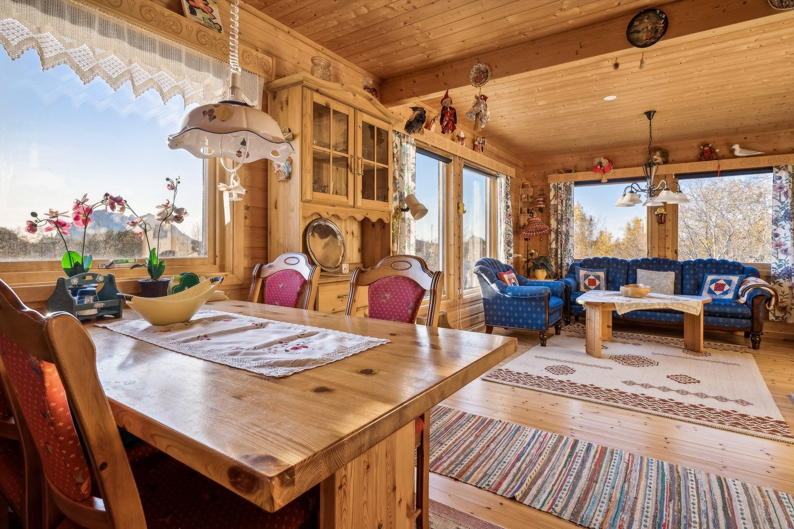 Hytta preges av mange store vindusflater som gir den utsikten og lysinnslippet man ønsker. Galleribilde