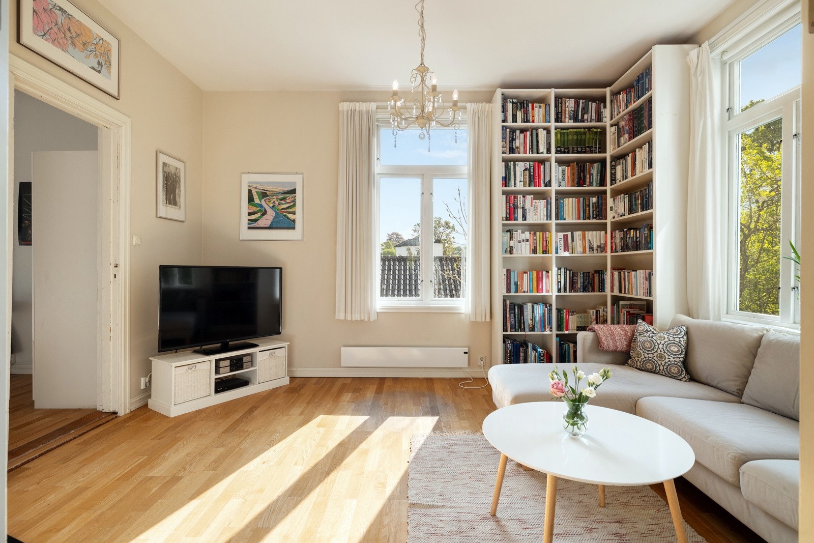 Når det gjelder oppussing innendørs er dette blitt regelmessig utført i 1. etasje i mange ulike faser, senest i 2022 og 2011 og 2007, med maling, etterisolering og nytt parkettgulv Galleribilde