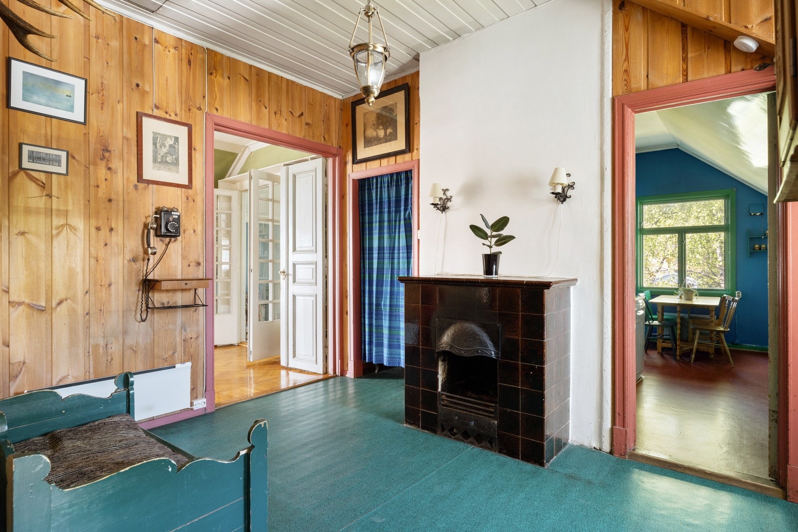 re etasje har ikke vært modernisert siden 1960-tallet, og bærer med seg en nostalgisk sjarm - originale detaljer som profilerte dører, beslag og takrosetter er bevart, og vil kunne tiltale en kjøper med sans for klassisk arkitektur og autentisk atmosfære Galleribilde