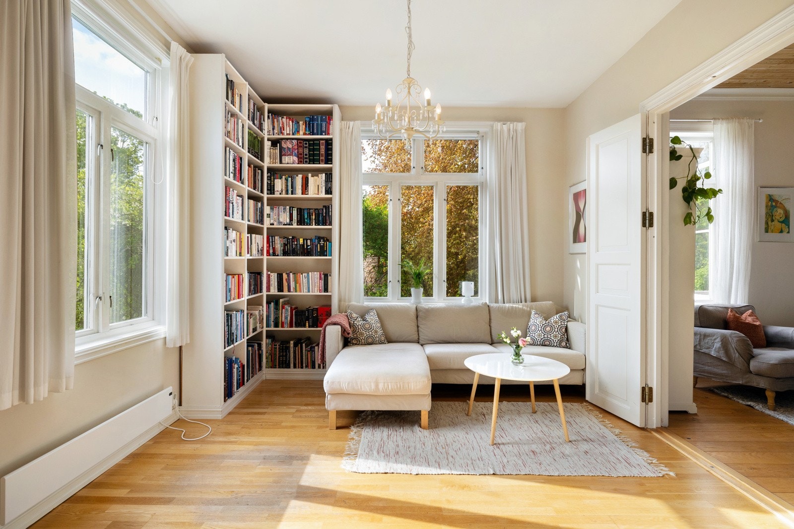 Første etasje inneholder: Entré, trapperom, gang, 4 stuer, kjøkken, 3 soverom, flerbruksrom, 2 bad, toalettrom Galleribilde