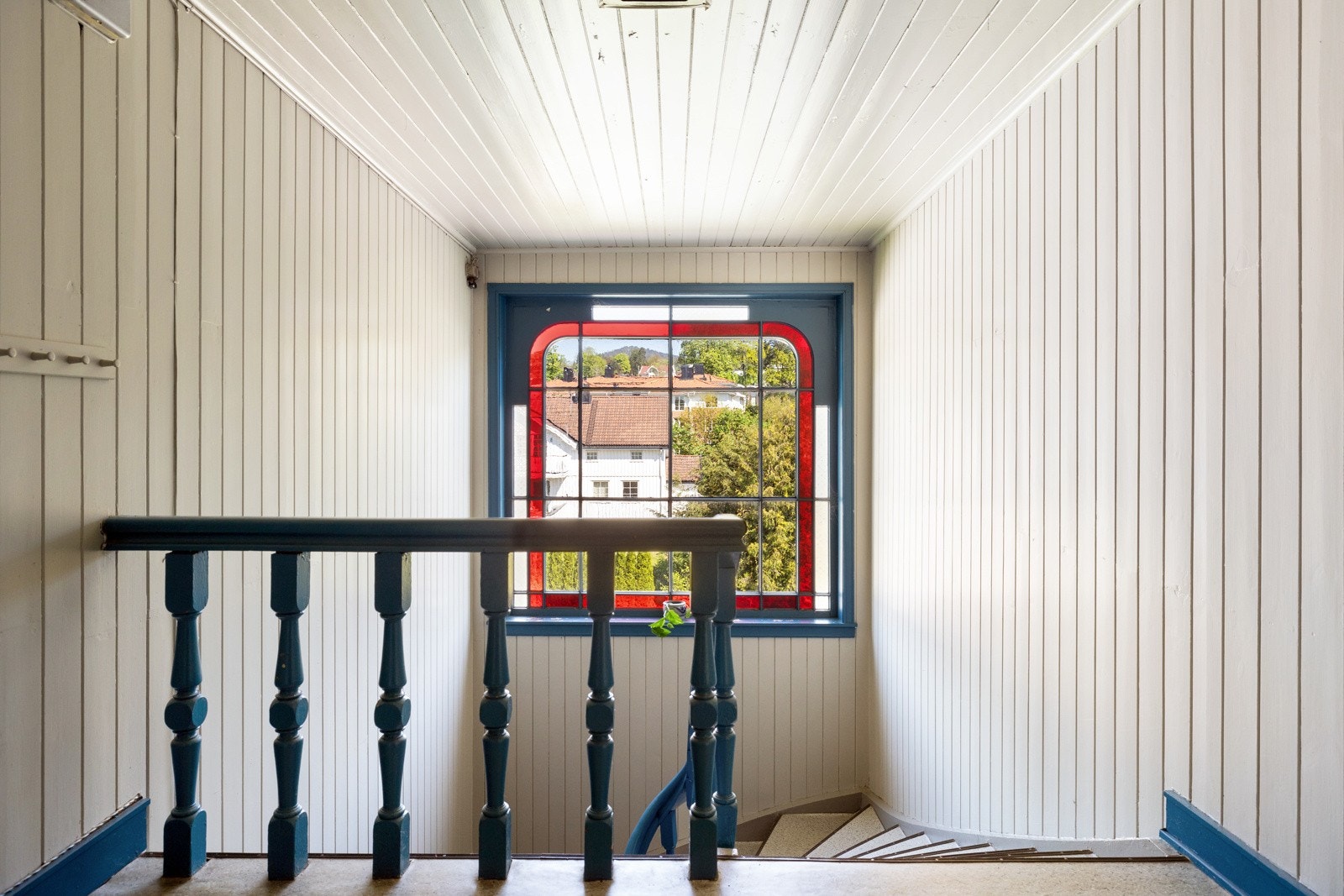 2. Etasje inneholder: Trapperom, hall, stue, spisestue, kjøkken, 3 soverom, bad/wc Galleribilde