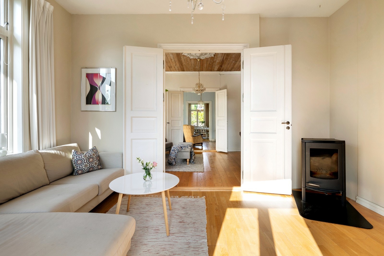 Etasjen fremstår som lys, luftig og velholdt, med fire sammenhengende stuer som gir en sjelden romfølelse og fleksibilitet Galleribilde