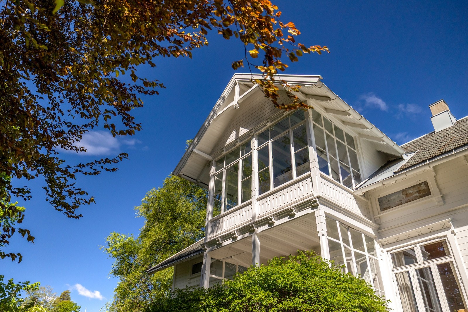 Gjennom over hundre år har generasjoner kommet og gått her, og eiendommen har vært samlingspunkt for storfamilien - et levende hjem med plass til både slekt, venner og leieboere. Galleribilde