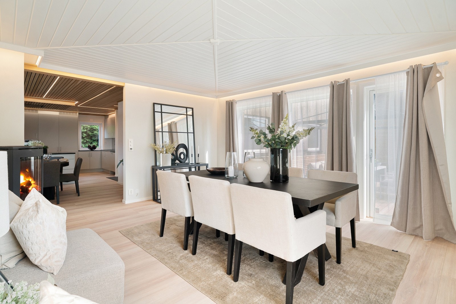 Det er behagelig gulvvarme og store vindusflater for godt med naturlig lysinnslipp. Galleribilde