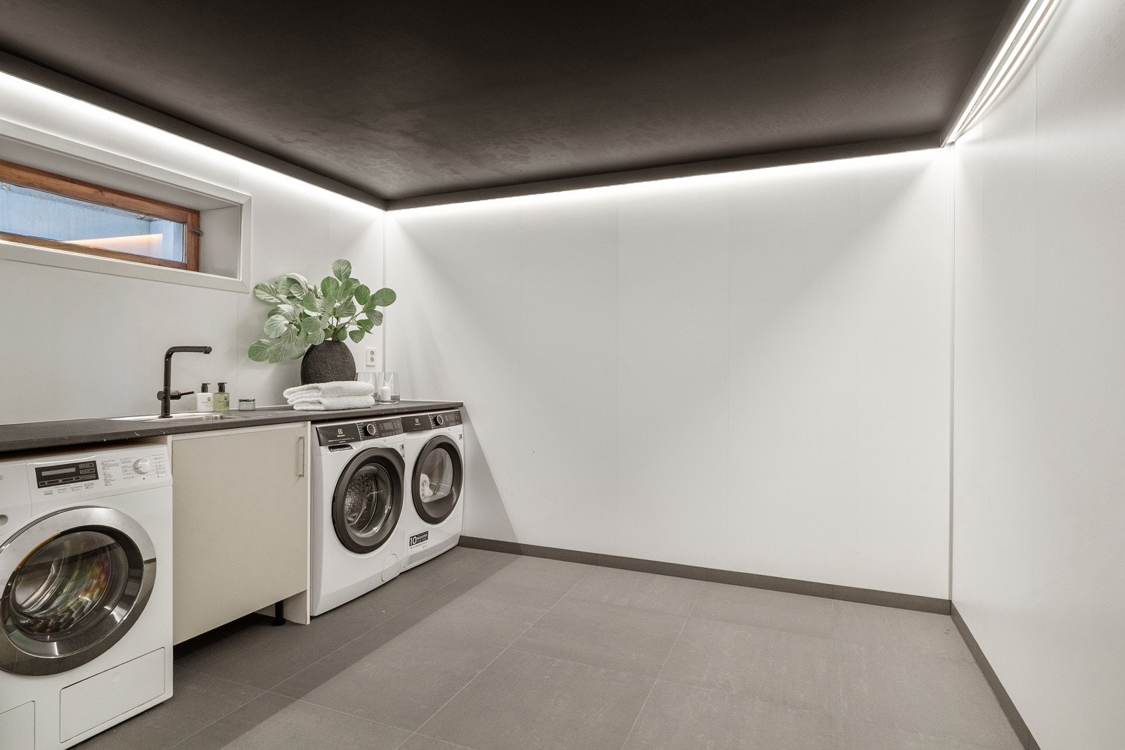 Opplegg for vaskemaskiner og tørketrommel. Galleribilde