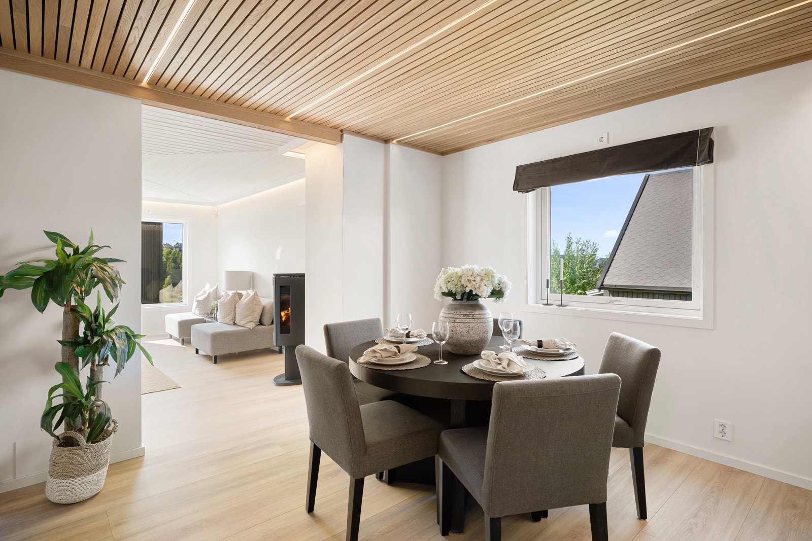 Fin plass til stort spisebord i overgangen mellom kjøkken og stue. Galleribilde