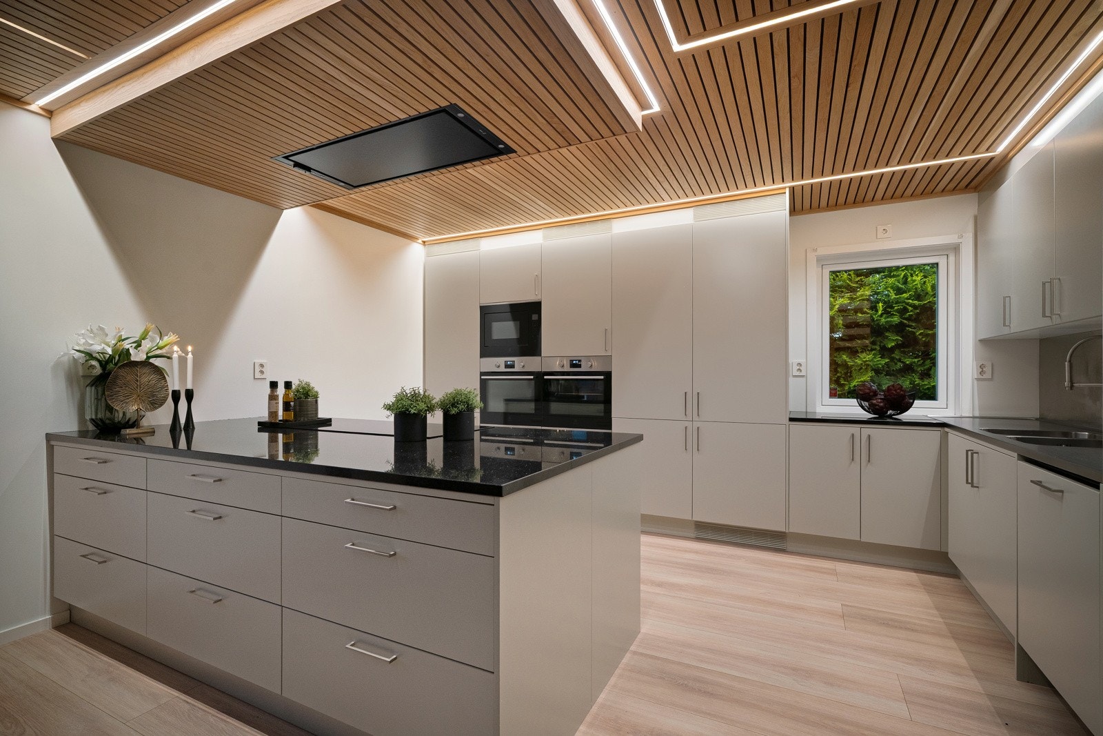 Innholdsrikt spisekjøkken av svært god størrelse. Galleribilde