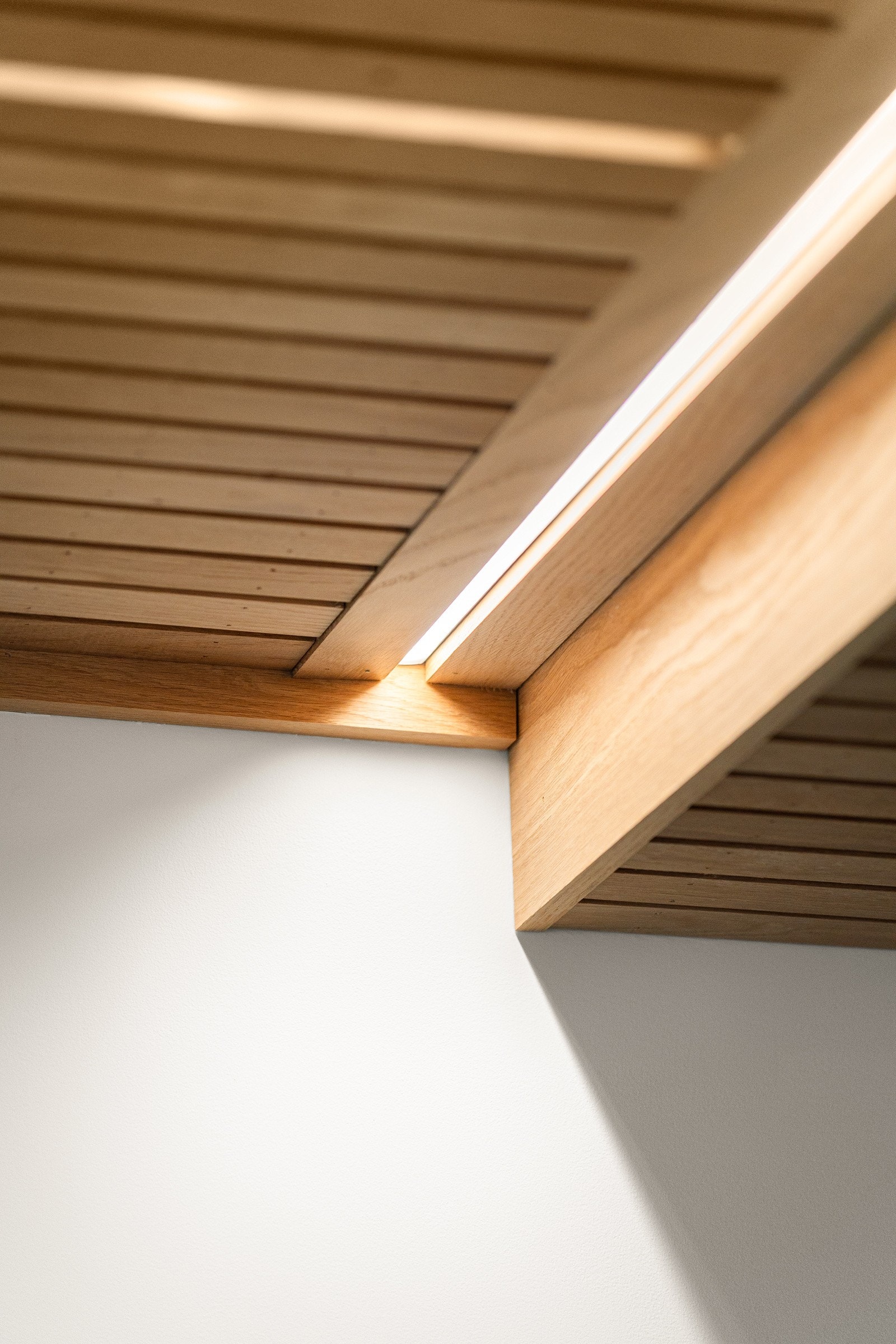 Flotte detaljer med gjennomgående spiler i himling og LED-lyslist. Galleribilde