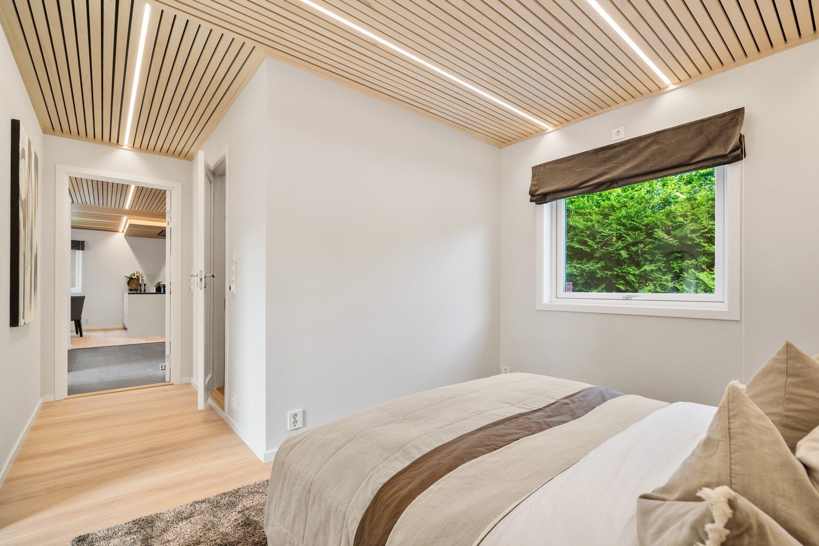 Soverommet har gulvvarme, direkte adkomst til baderommet og til soverom nr. 2 / Walk-in Closet. Galleribilde