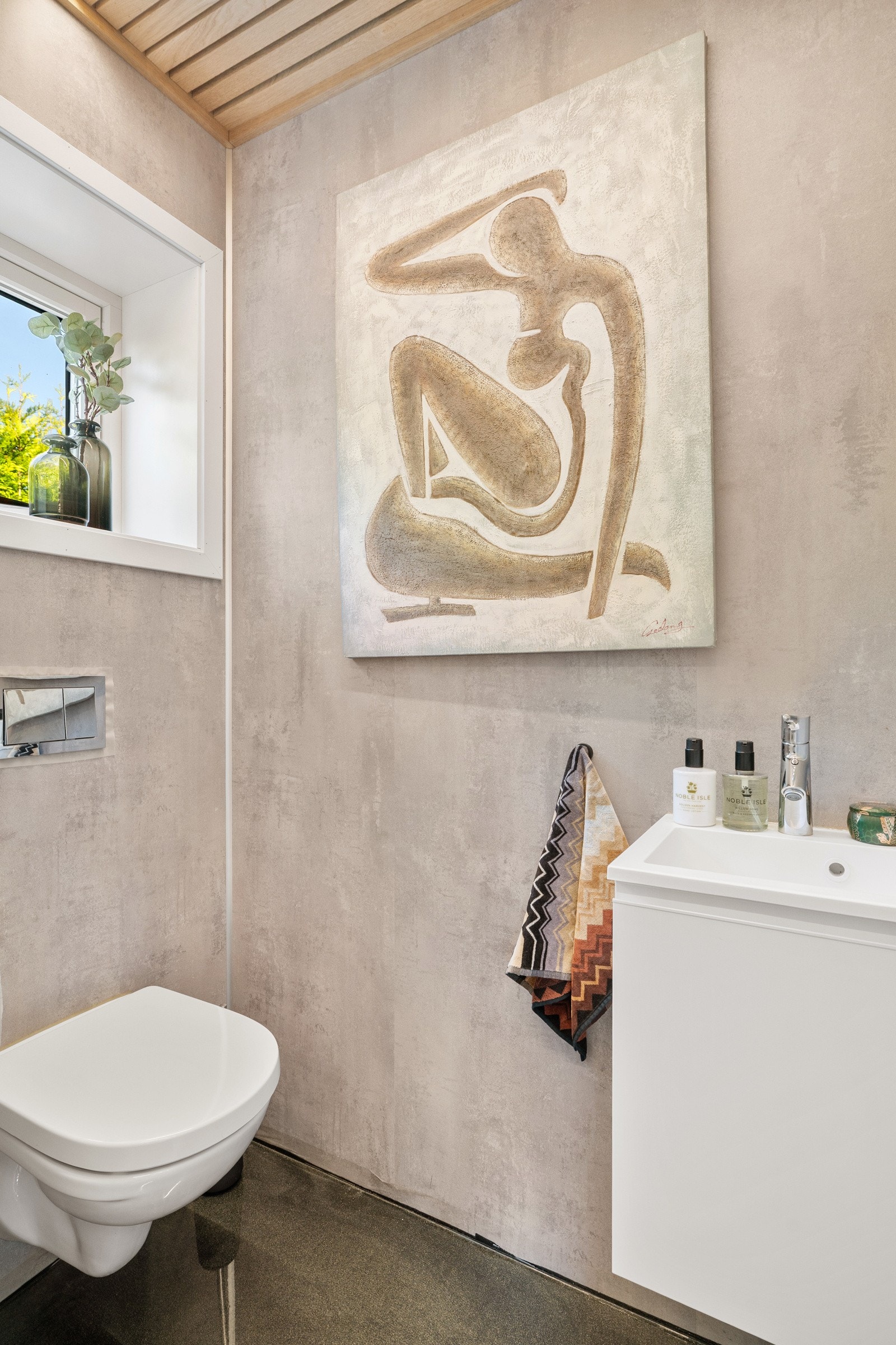 Separat toalettrom beliggende i tilknytning til entreen. Galleribilde