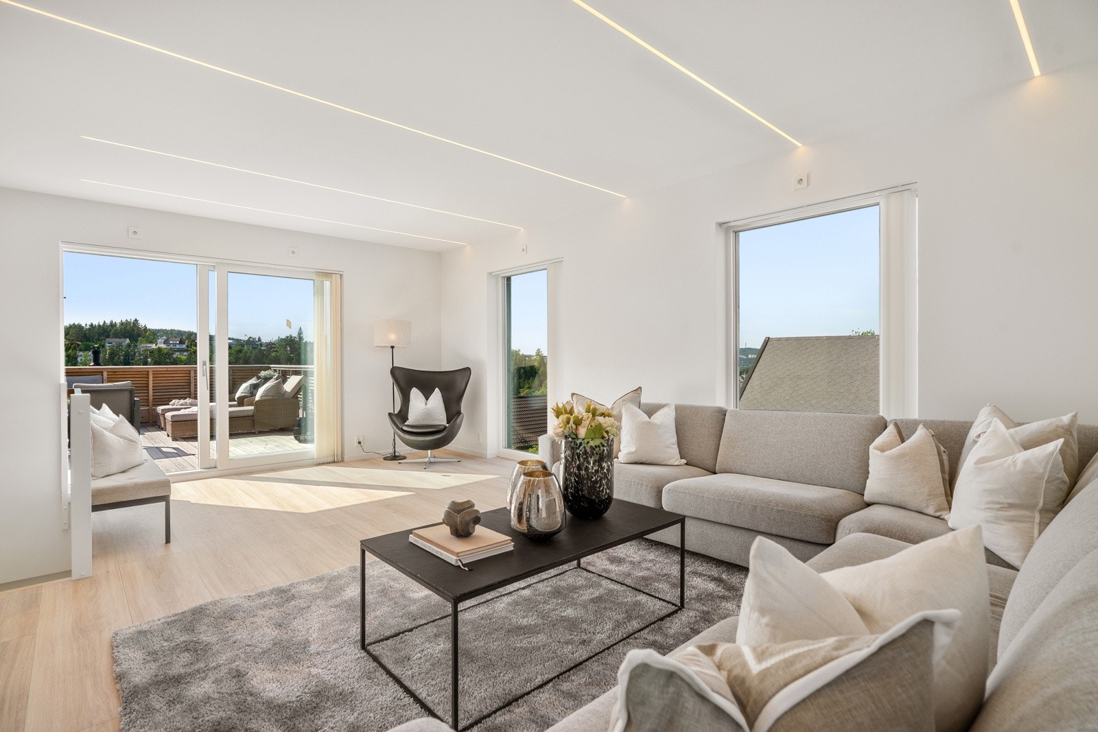 God plass til stort møblement i flere soner og utgang til en solrik terrasse på 22 m². Galleribilde