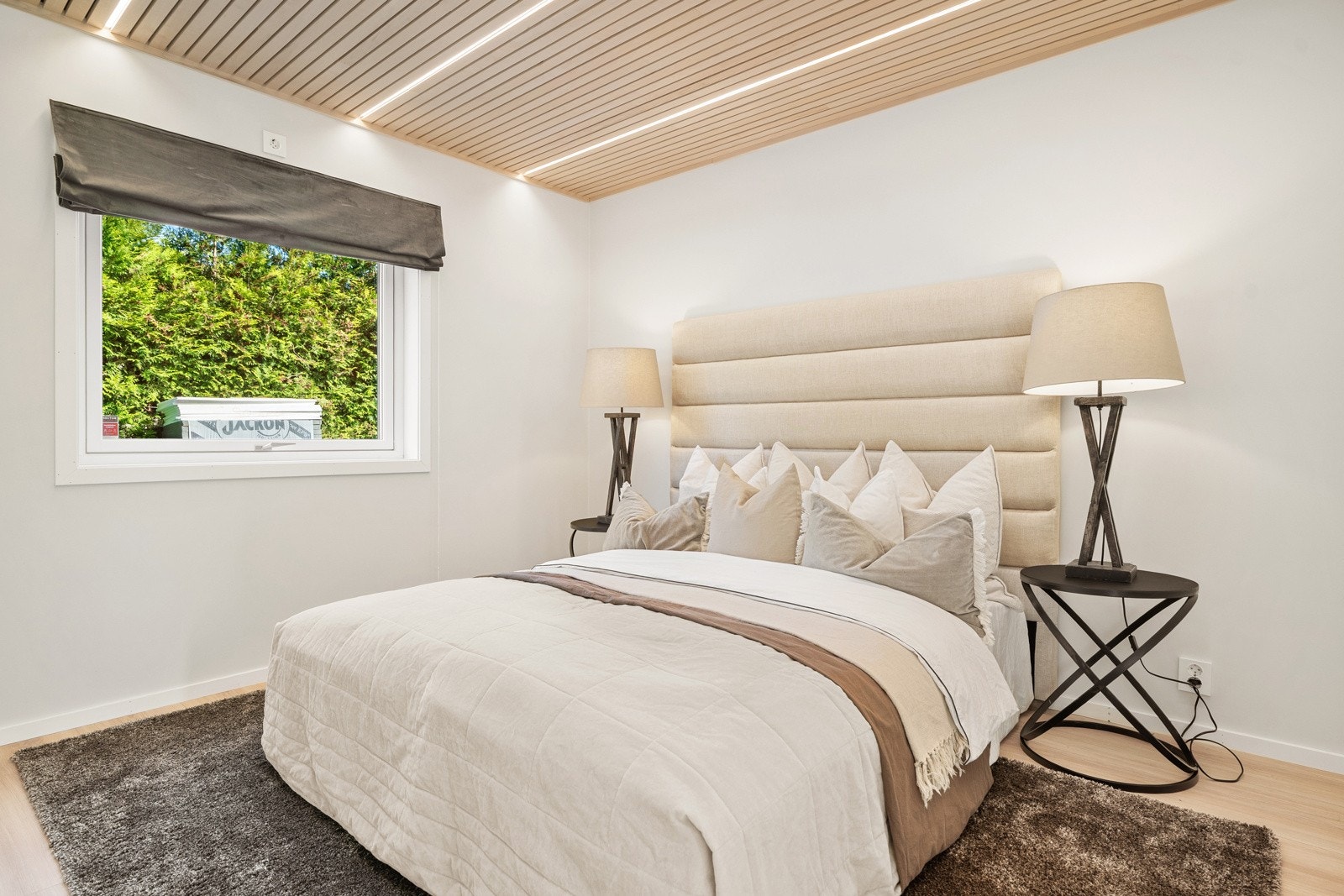 Hovedsoverom av fin størrelse med plass til dobbeltseng med tilhørende møblement. Galleribilde