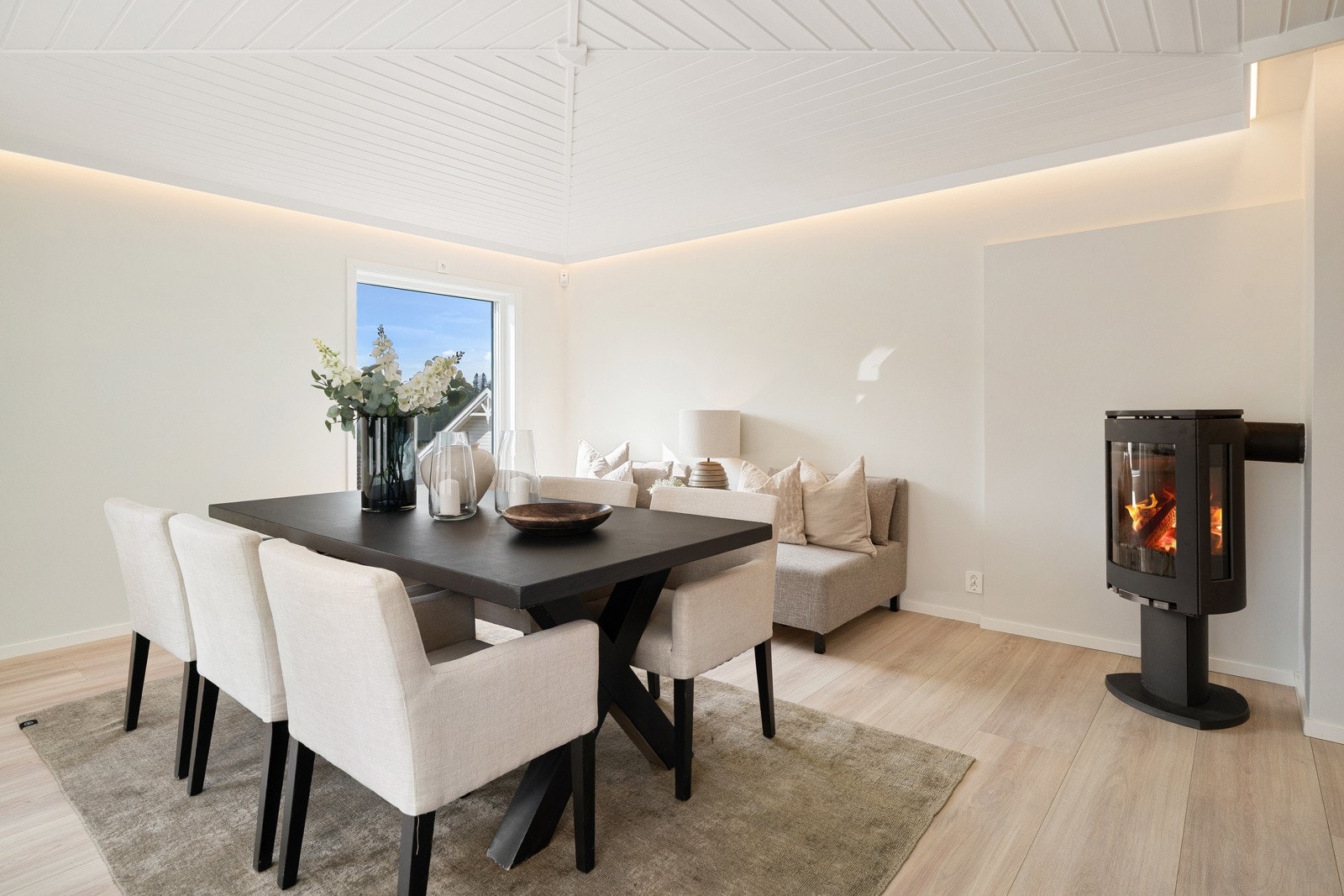 Stor stue med god plass til stort møblement i flere soner. Galleribilde