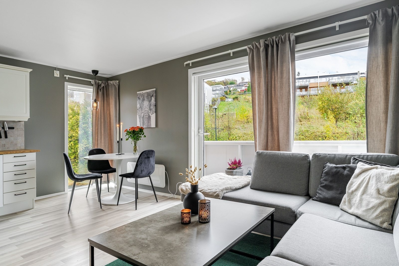 Store vindusflater slipper inn godt med naturlig lys til stuen. Galleribilde