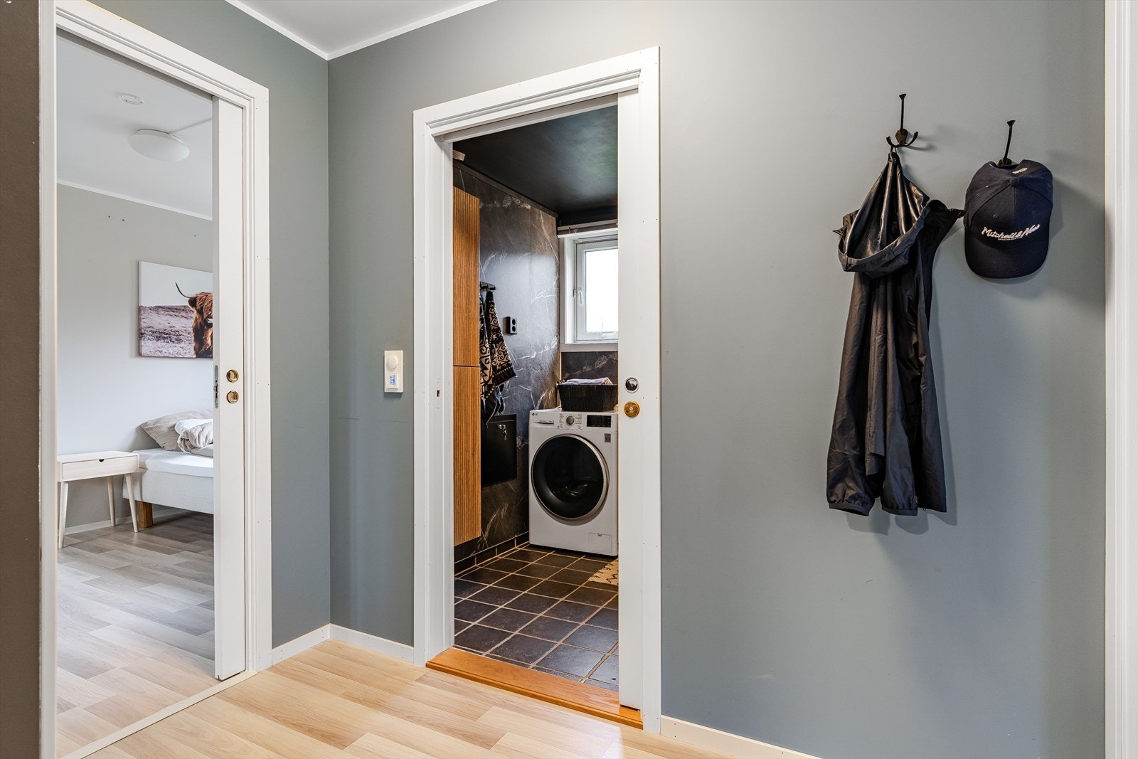 Entréen er ryddig og funksjonell, med enkel tilgang til boligens øvrige rom. Galleribilde