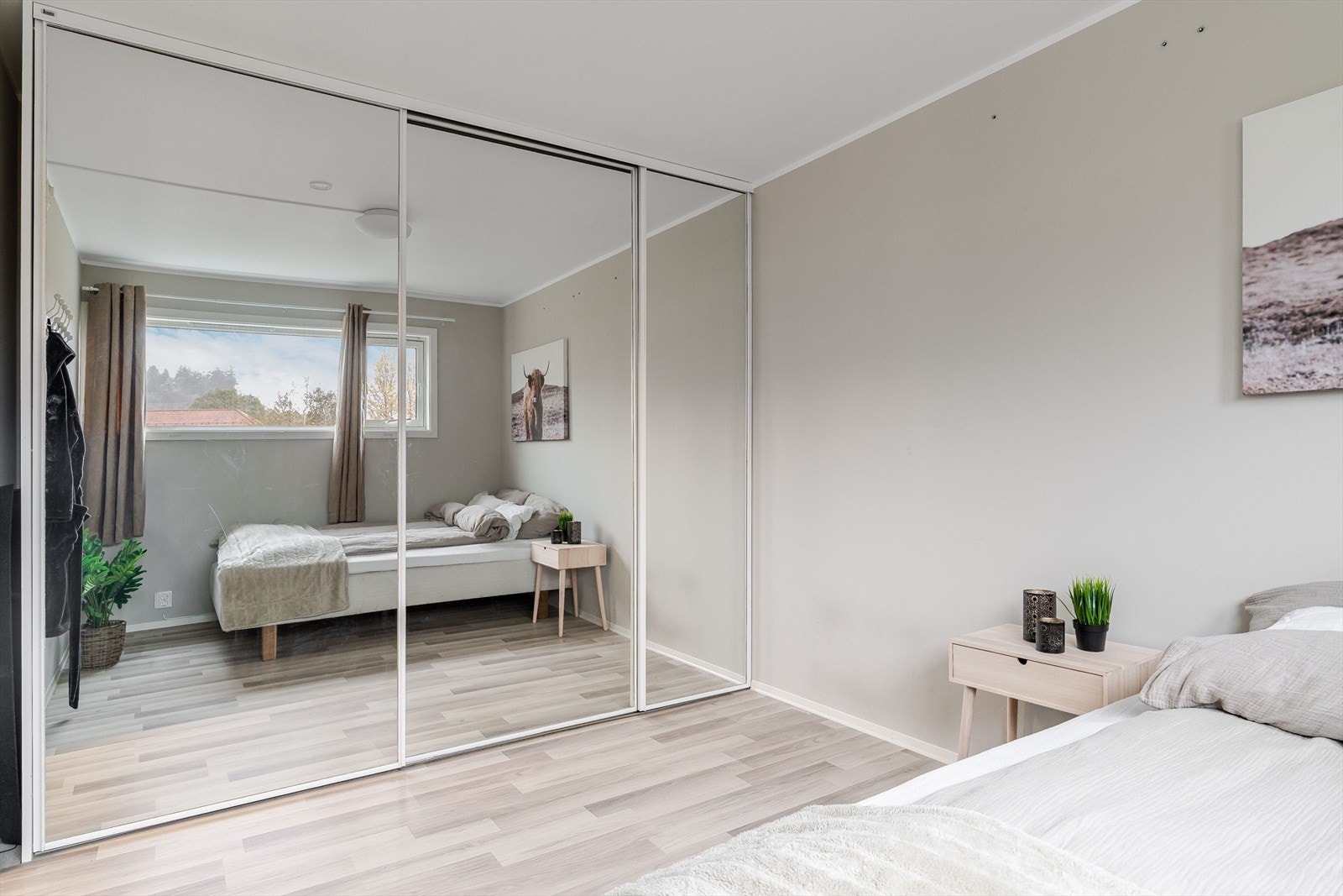 Her er det god plass til dobbeltseng og møbler etter ønske, samt en romslig skyvedørsgarderobe med god oppbevaringsplass. Galleribilde
